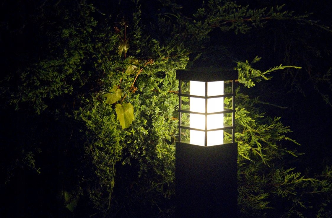 Záhradný stĺpik s jednoduchým dizajnom pozdĺž schodov do budovy Rado, sivý