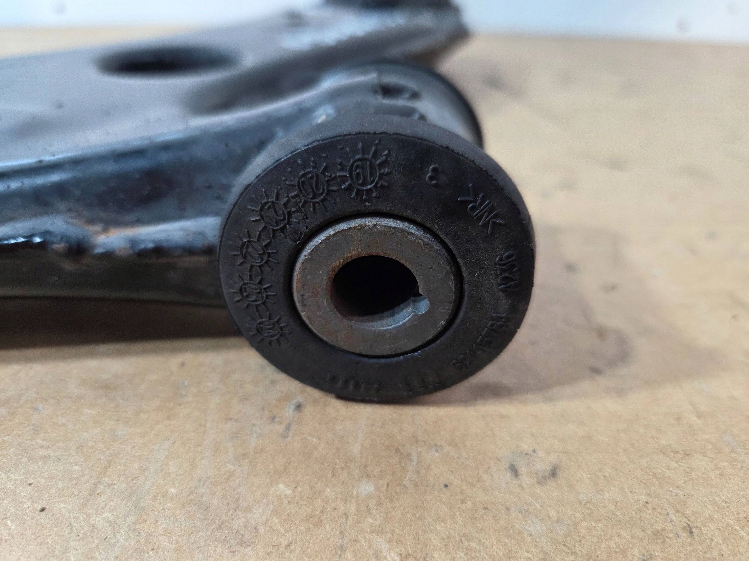 Alfa Romeo Tonale arm front right A8982533 (Q831)