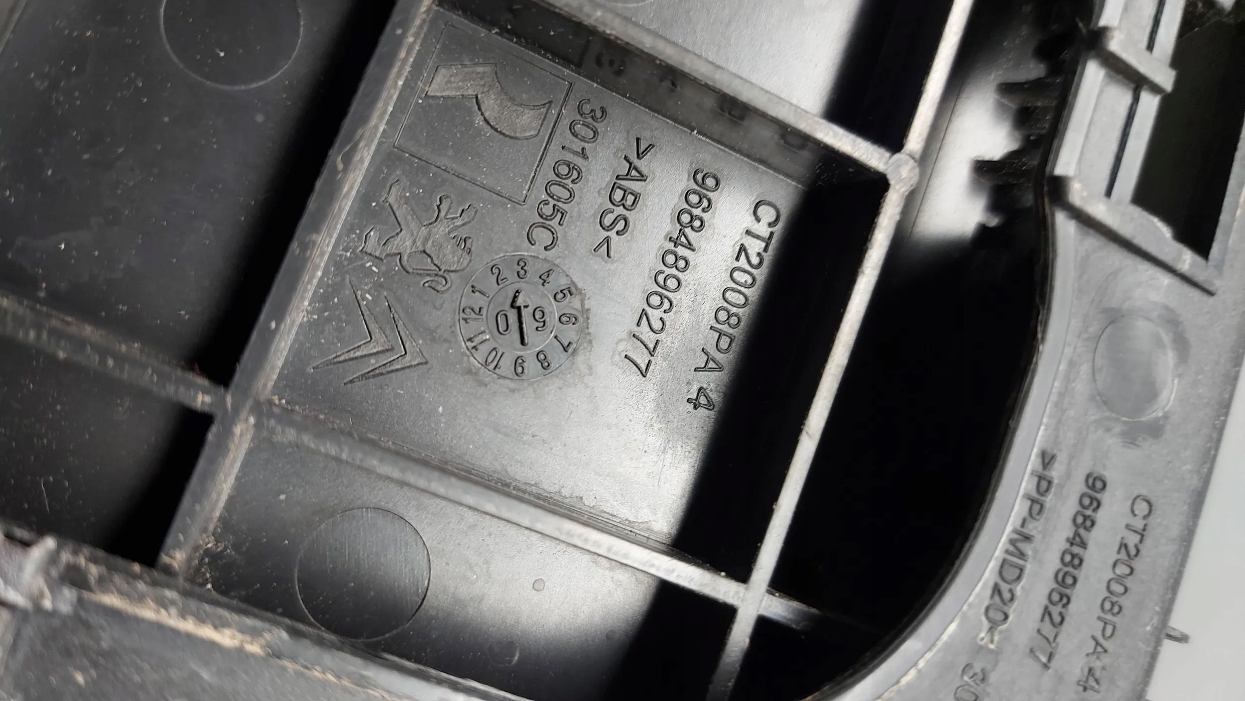 CITROEN C3 PICASSO бардачок в лючок