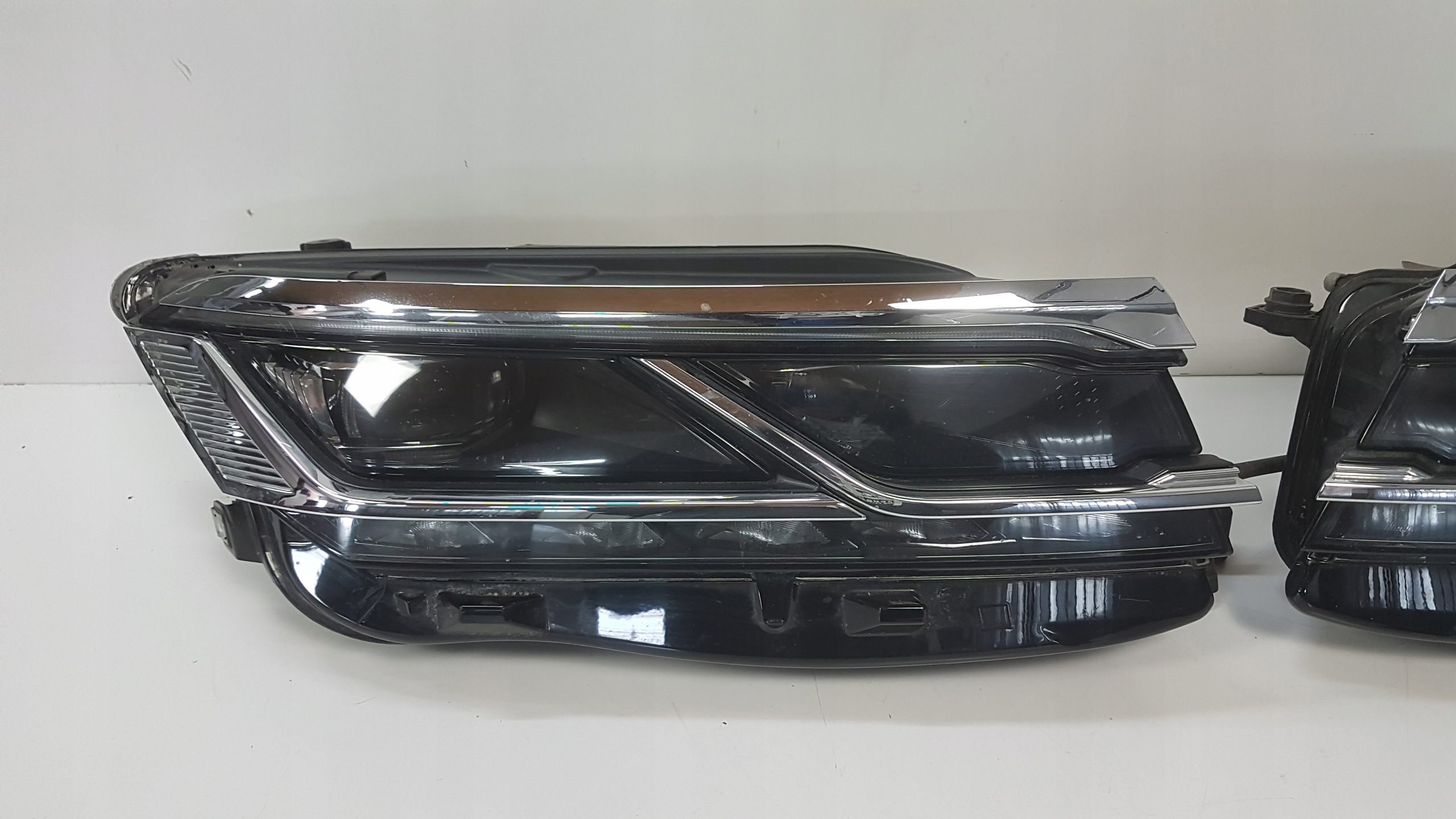 TOUAREG III LAMPA PRAWY PRZÓD LED 761941082