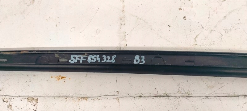 CUPRA FORMENTOR 2021- LISTWA PRAWA SZYBY CZOŁOWEJ Producent części Seat