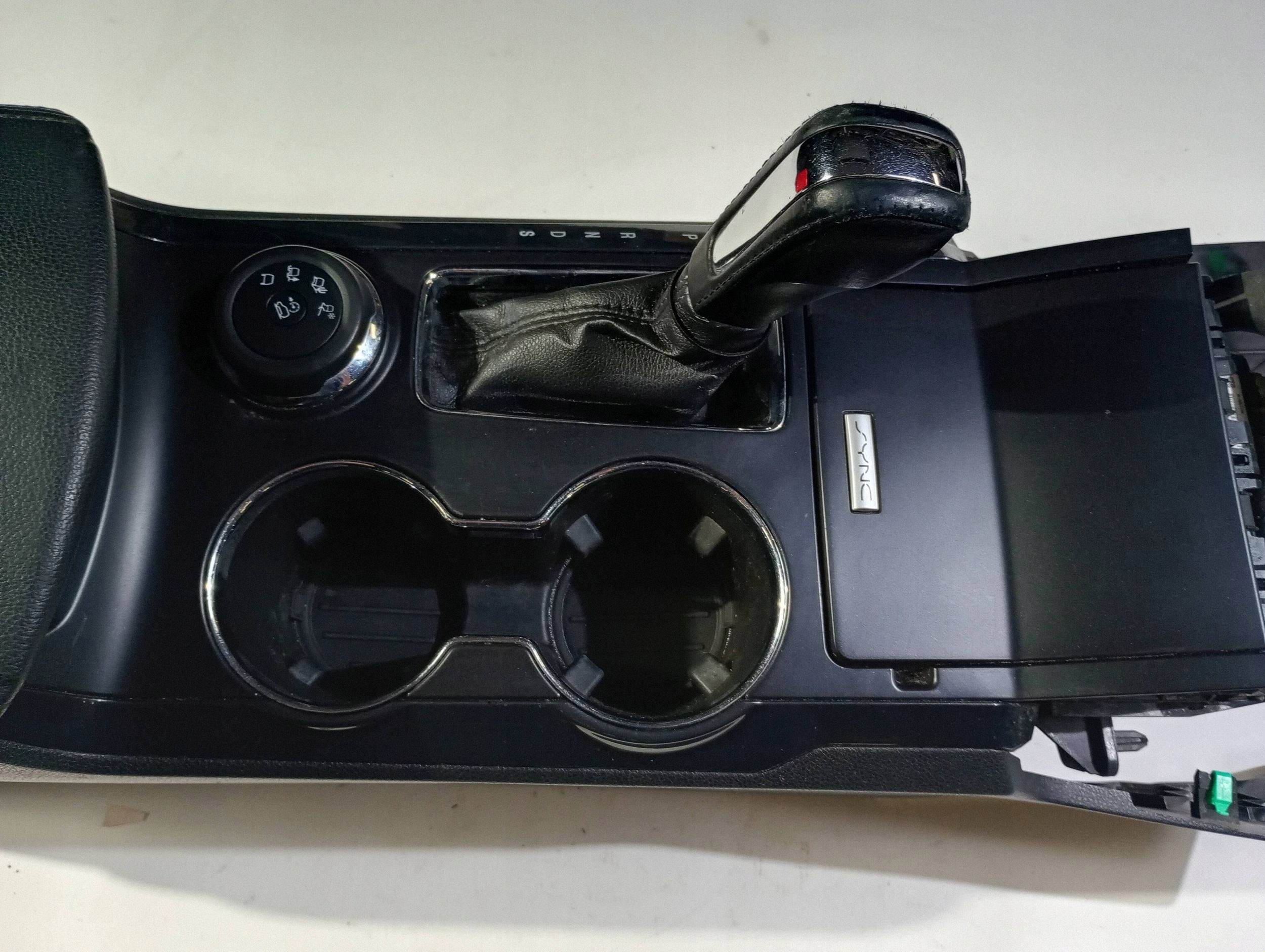 Tunel central armrest cupholder passenger compartment Ford Explorer V 2011