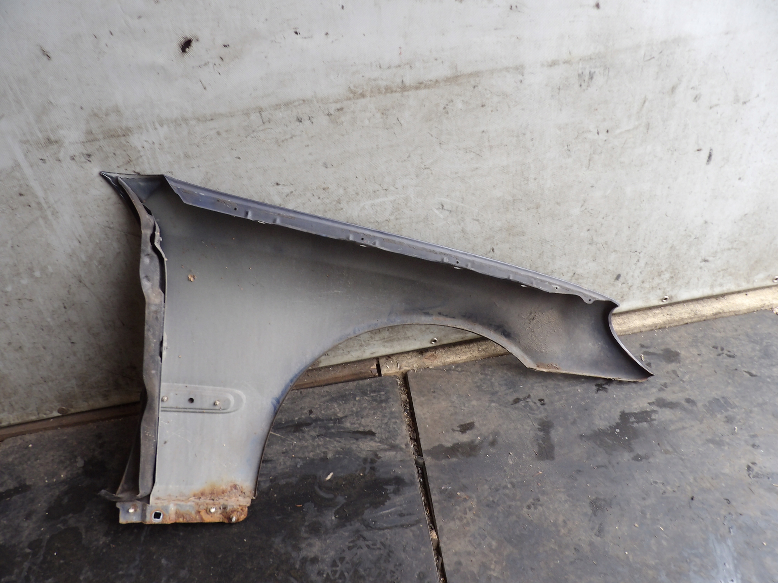 Mercedes W203 C klasa fender front left lak. 359