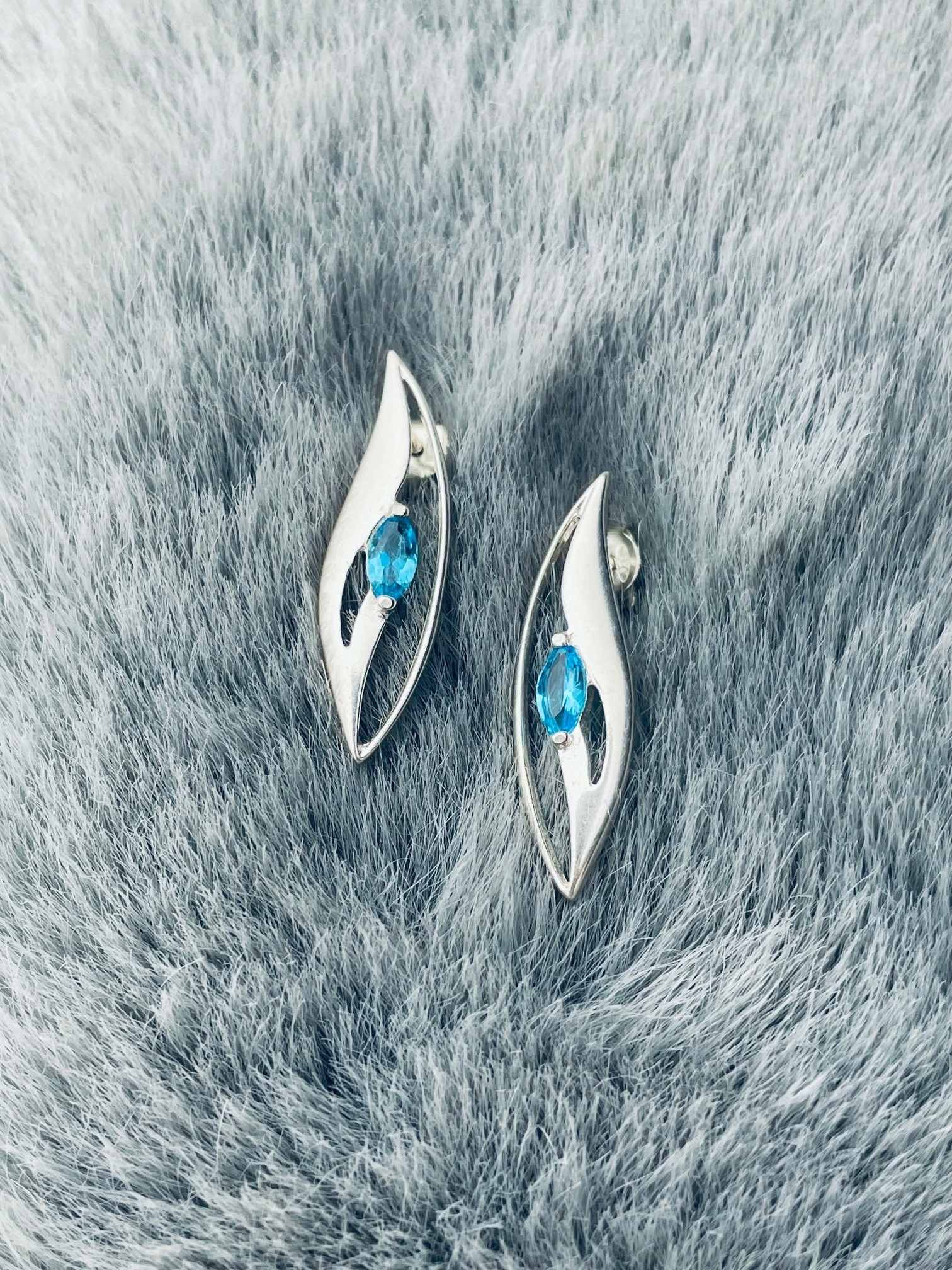 Stříbrné náušnice s zirkony, kočičí oko modré