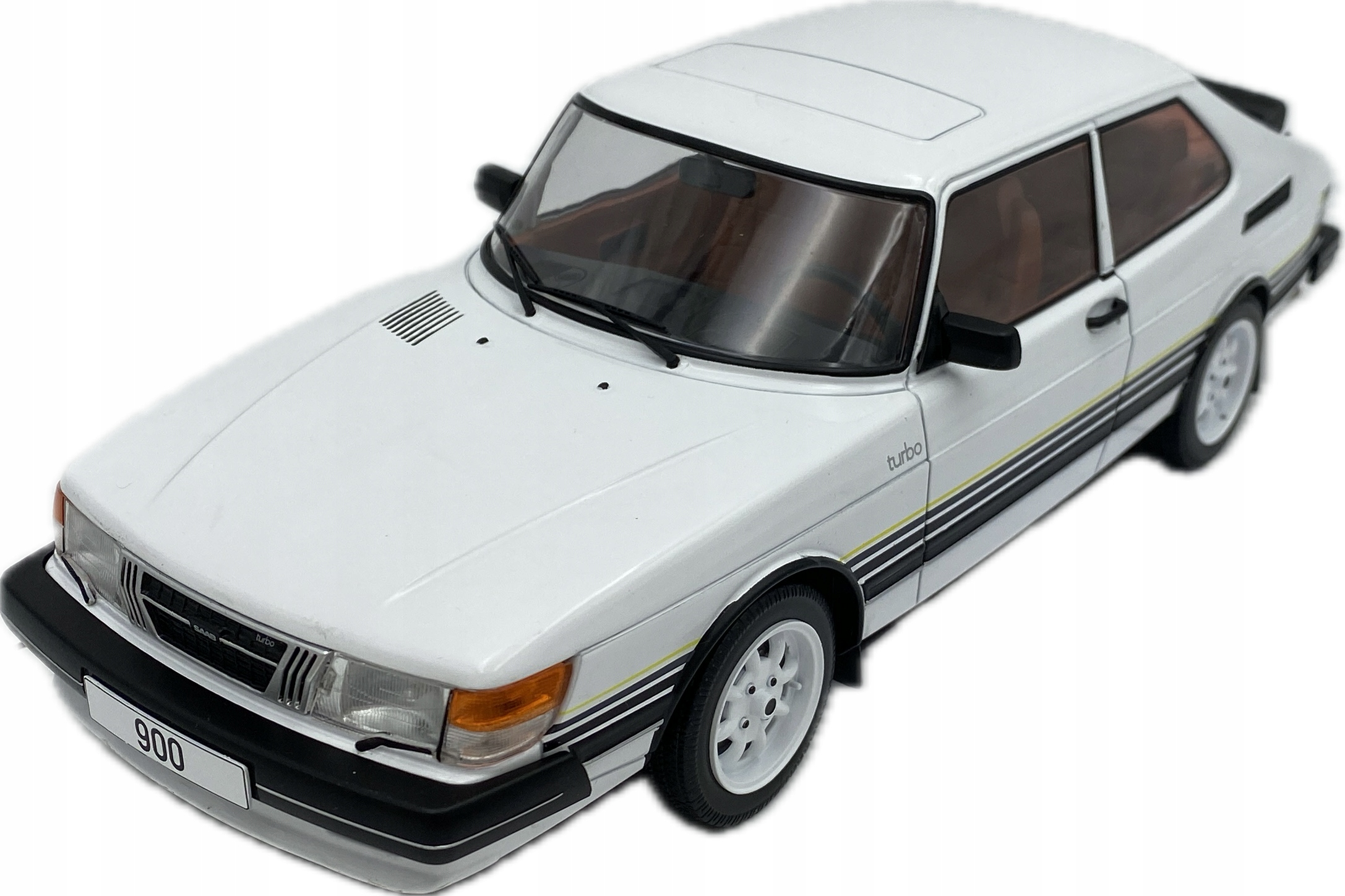 Saab 900 Turbo 1981 white krokodýl 1:18 Mcg 18339