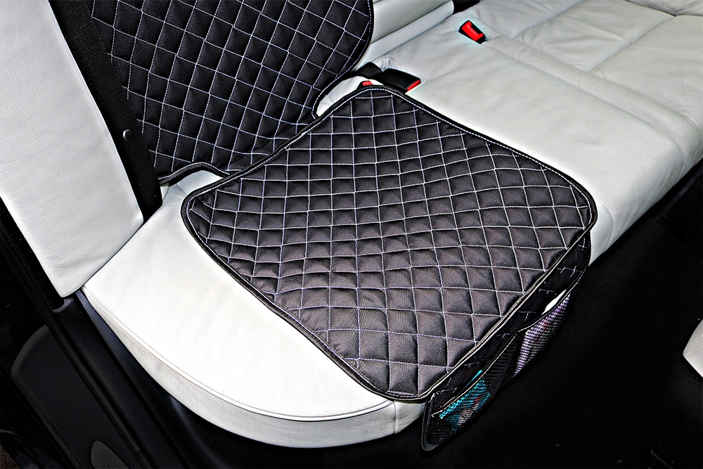 ZESTAW MATA POD FOTELIK + OSŁONA FOTELA PIKOWANE BIAŁA NIĆ Kod producenta AG20258-Z-B-PIK-K