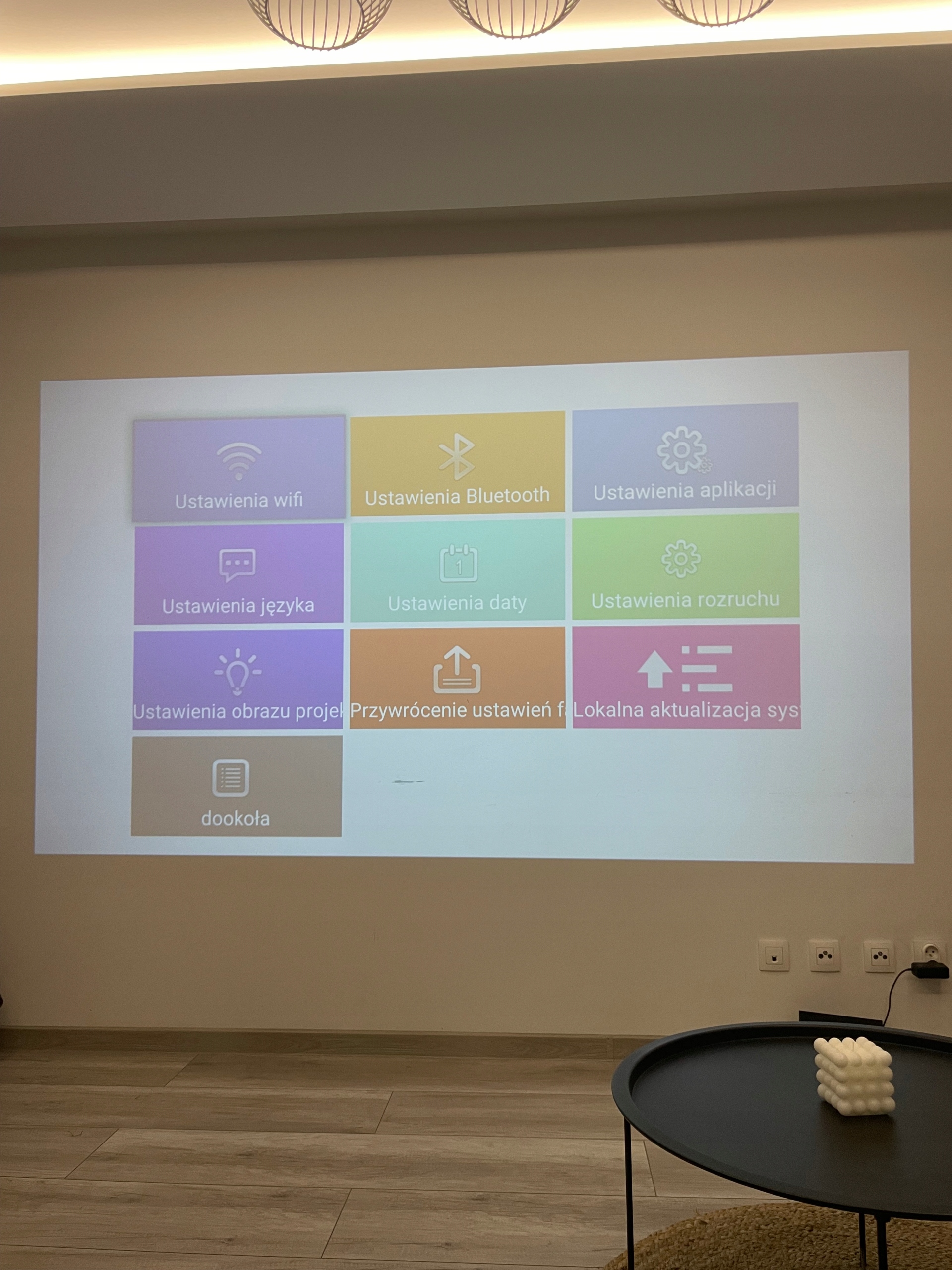 PROJEKTOR RZUTNIK ANDROID SMART TV WIFI FULL HD 650ANSI ZOOM 300" Stan opakowania oryginalne