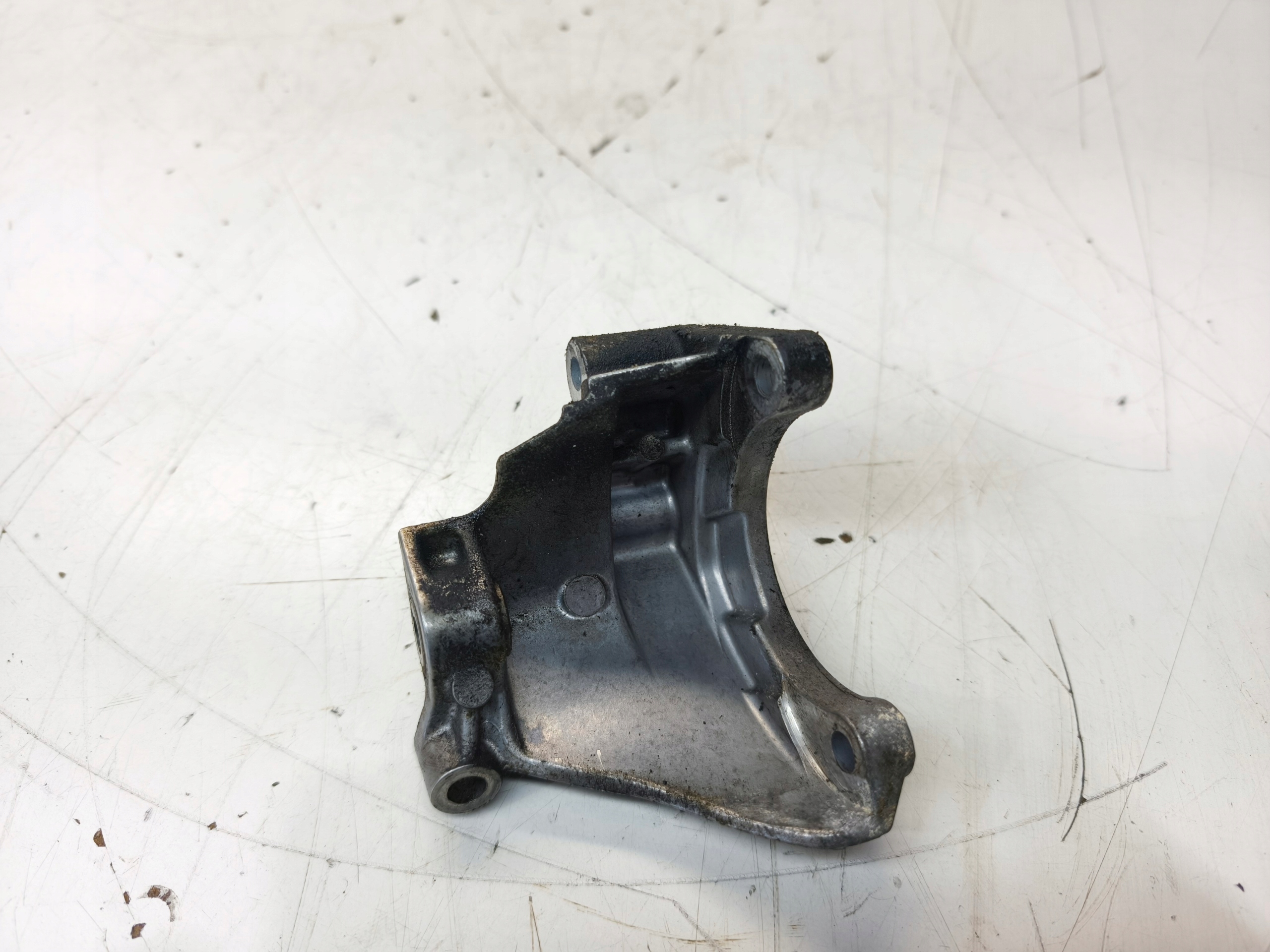 SUPPORT SUPPORT PLAQUE POMPY DIRECTION ASSISTÉE AUDI A4 B7 A6 C6 3.2 FSI 06E145393A