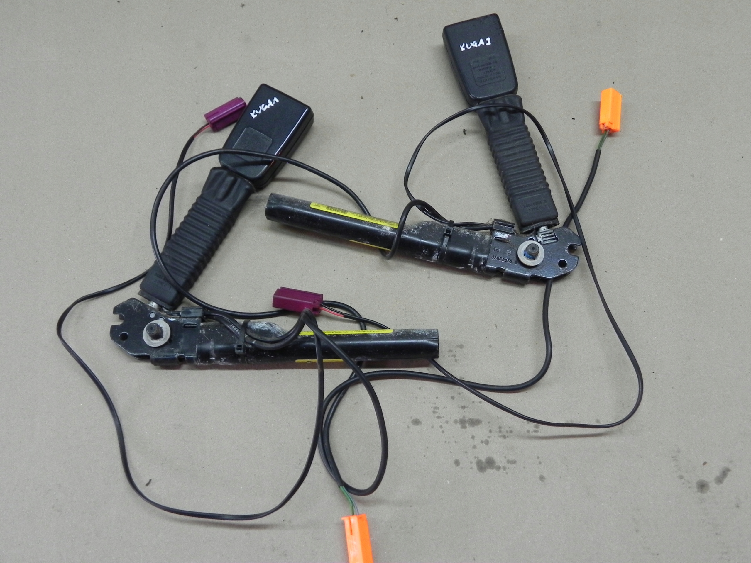 8V41-A61208-AB 8V41-A61209-AB - FORD KUGA MK1 НАТЯГУВАЧ НАТЯГУВАЧІ РЕМЕНІВ СПЕРЕДУ