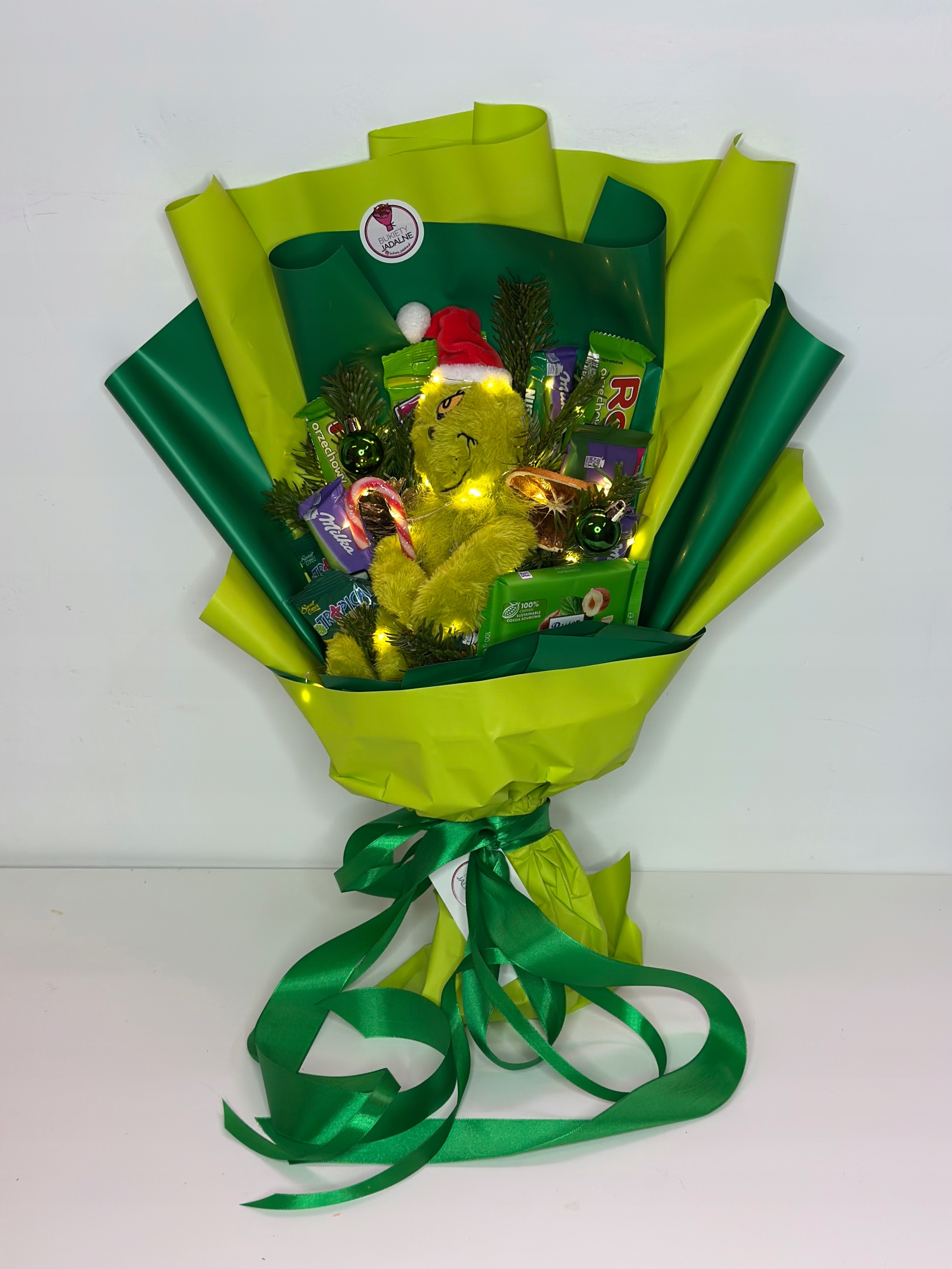 Levně Vánoční kytice s Grinchem a sladkostmi – s Led světly