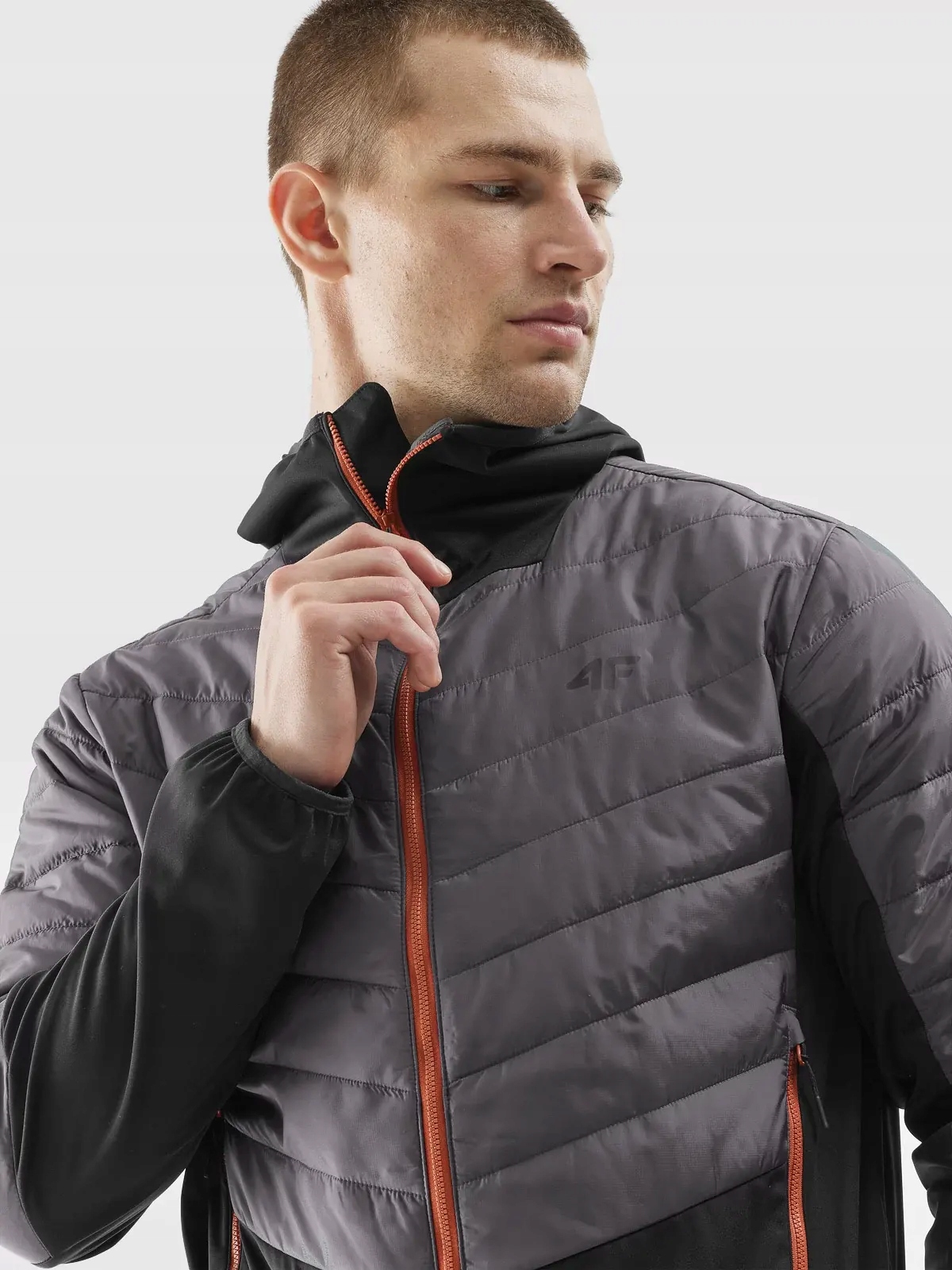 KURTKA MĘSKA 4F PIKOWANA PRZEJŚCIOWA JESIENNA FUNKCYJNA Z KAPTUREM AW23M310 Długość do pasa