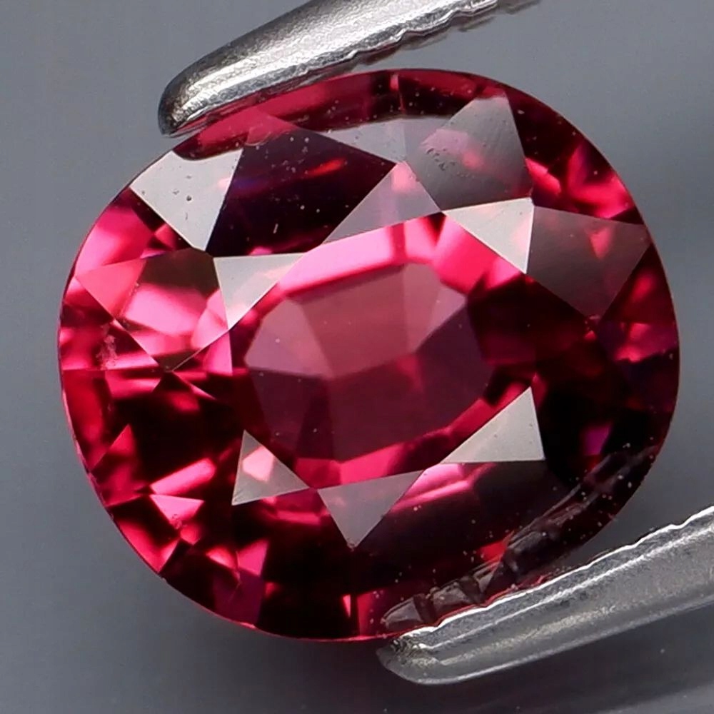 Přírodní Granátové jablko Rodolit 1.55ct Ovál Tanzanie eCertifikát Wbd
