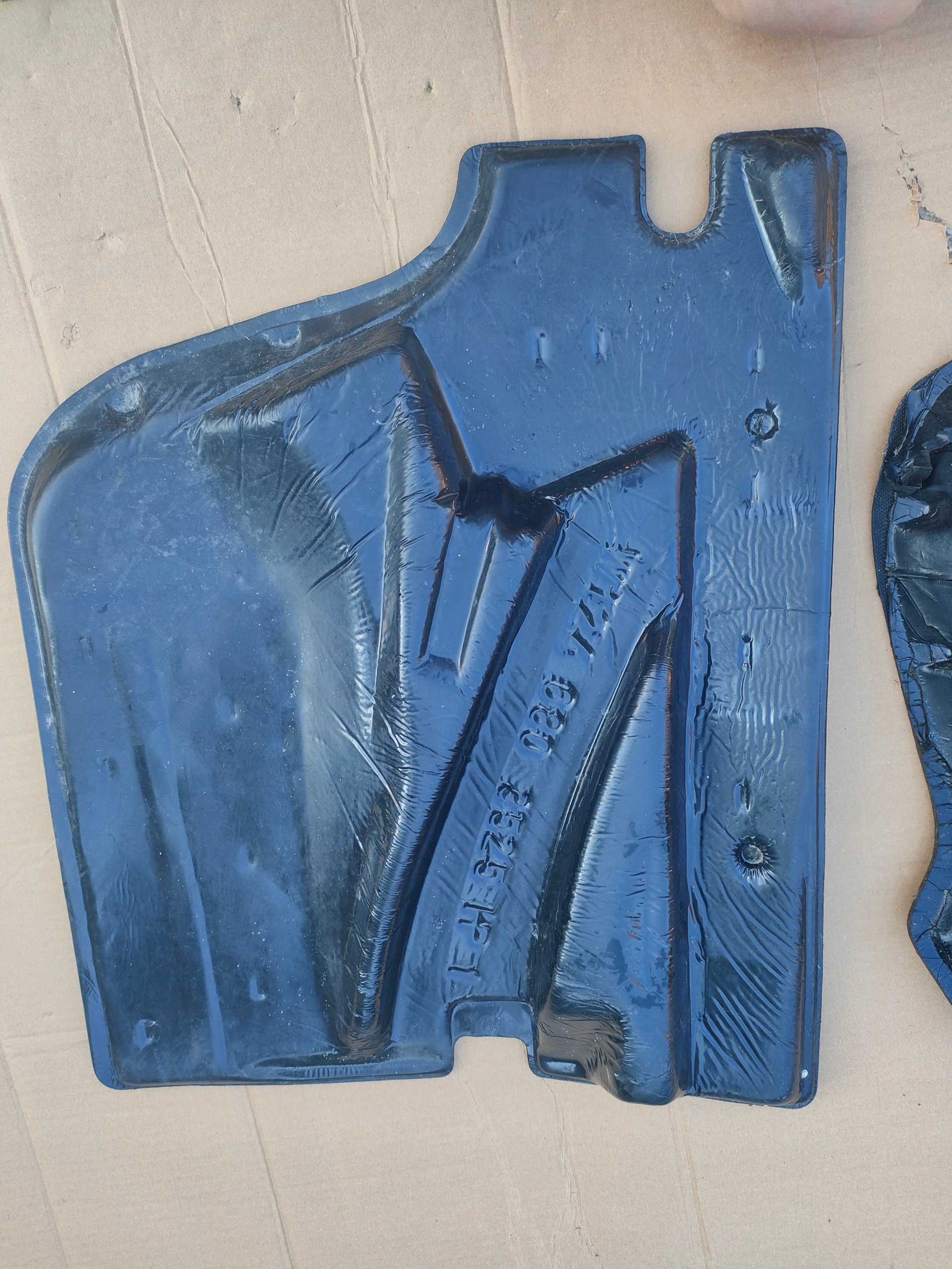 mats floor front Mercedes W124 pianka left 1246803425 right