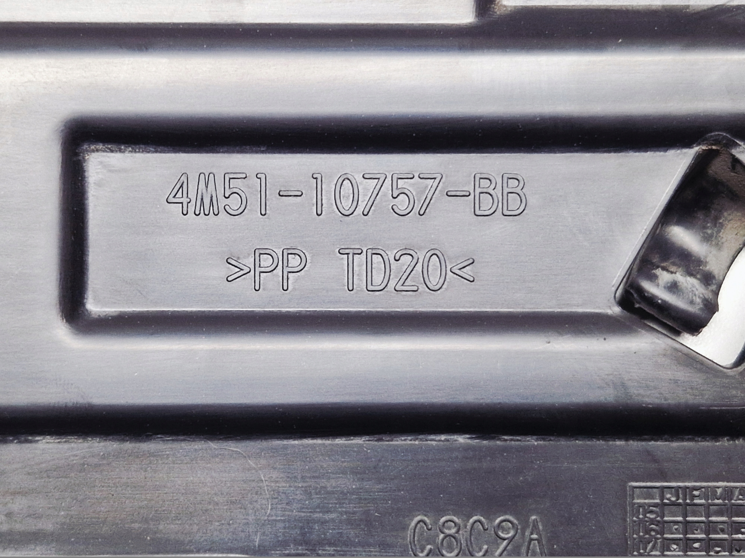 Gehäuse Blende Abdeckung AKUMULATORA FORD FOCUS MK2 LIFT 4M51-10757-BB