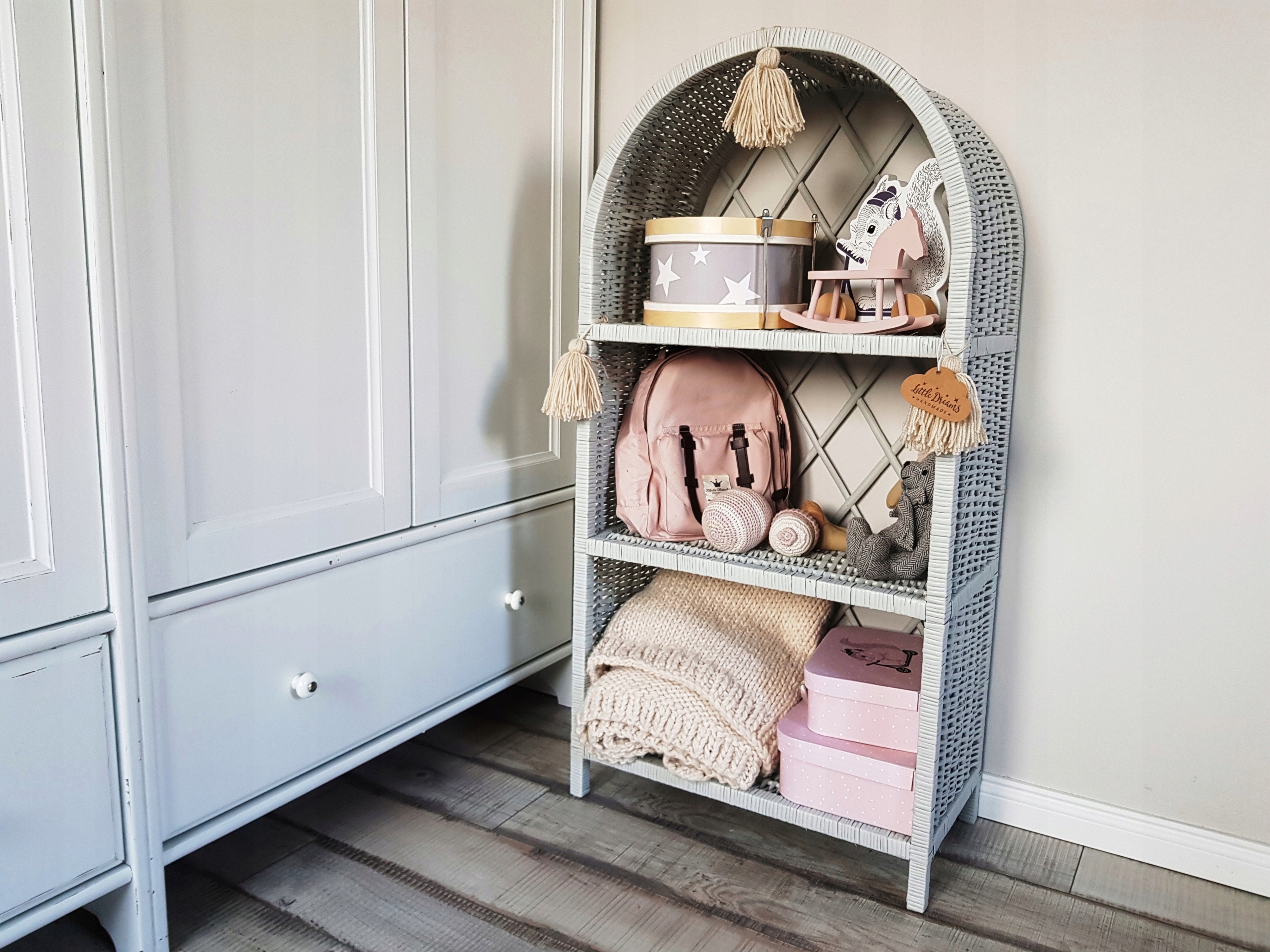 ETAŻERKA WIKLINOWA REGAŁ SZAFKA JASNY SZARY Kolekcja ETAŻERKA WIKLINOWA