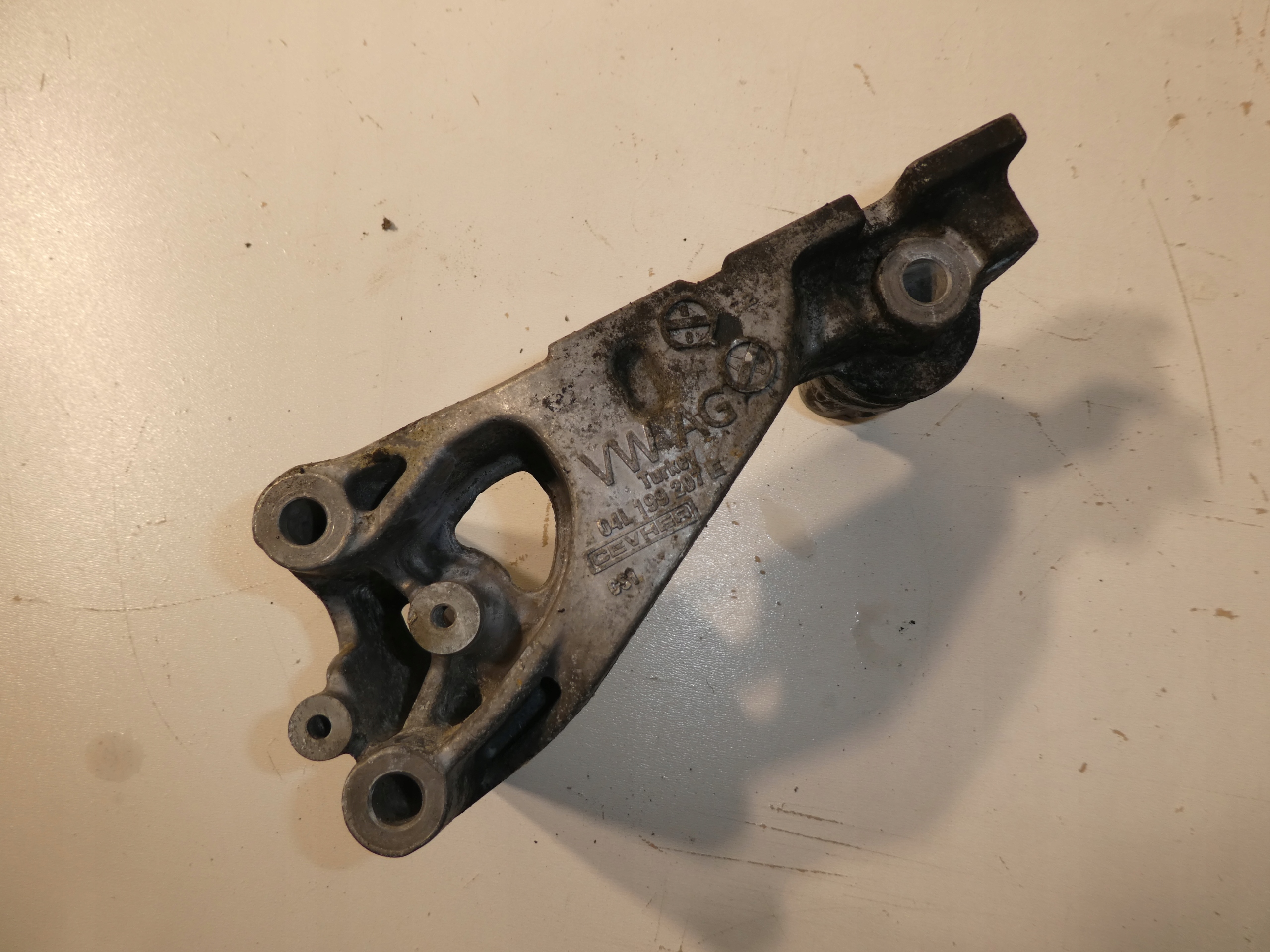 engine mount VW SEAT SKODA VW 04L199207E