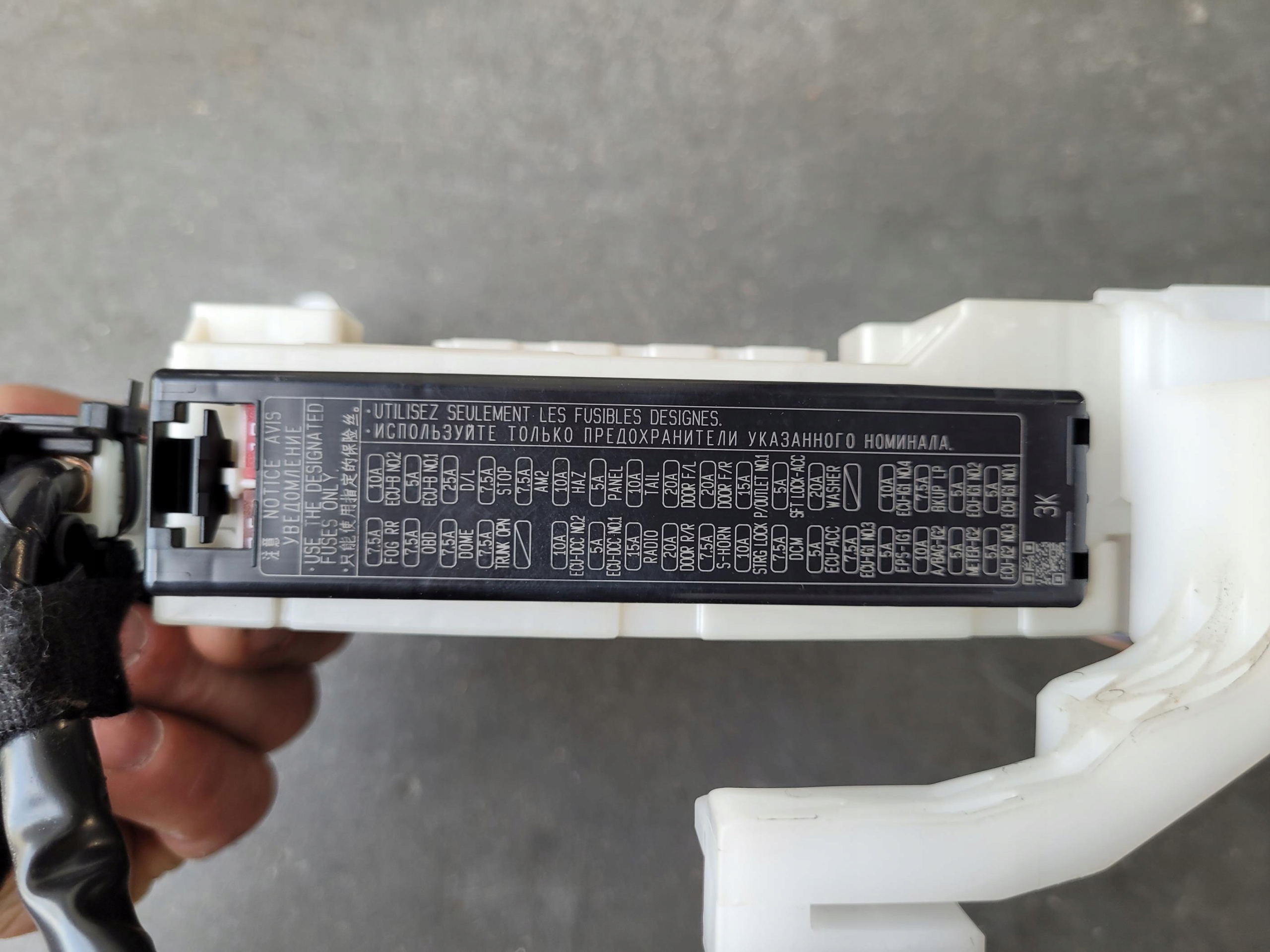 fuse box 82730-33Q30-C LEXUS ES VII 7 300 H