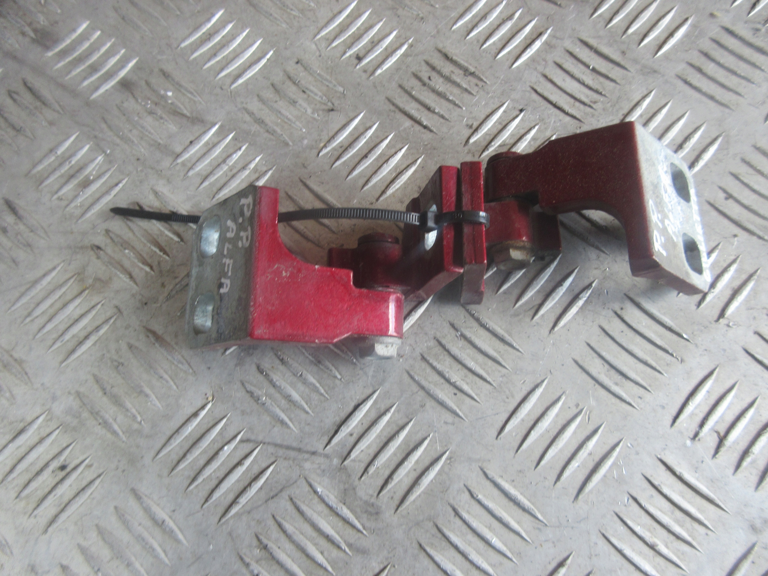 ПЕТЛЯ ДВЕРИ ПРАВАЯ ПЕРЕДНЯЯ ALFA GIULIETTA 106 / B