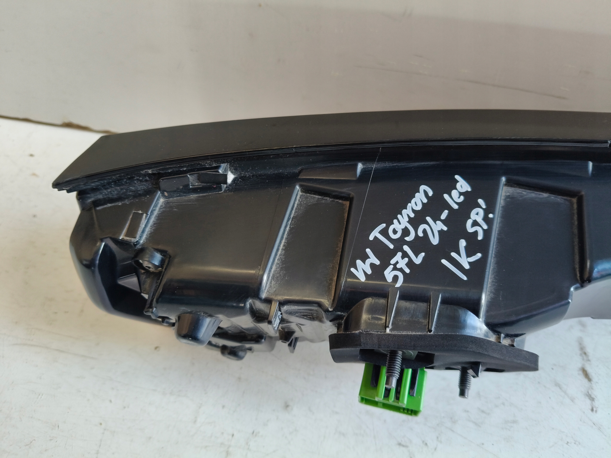 light rear cap VW TAYRON 57L 24- LED