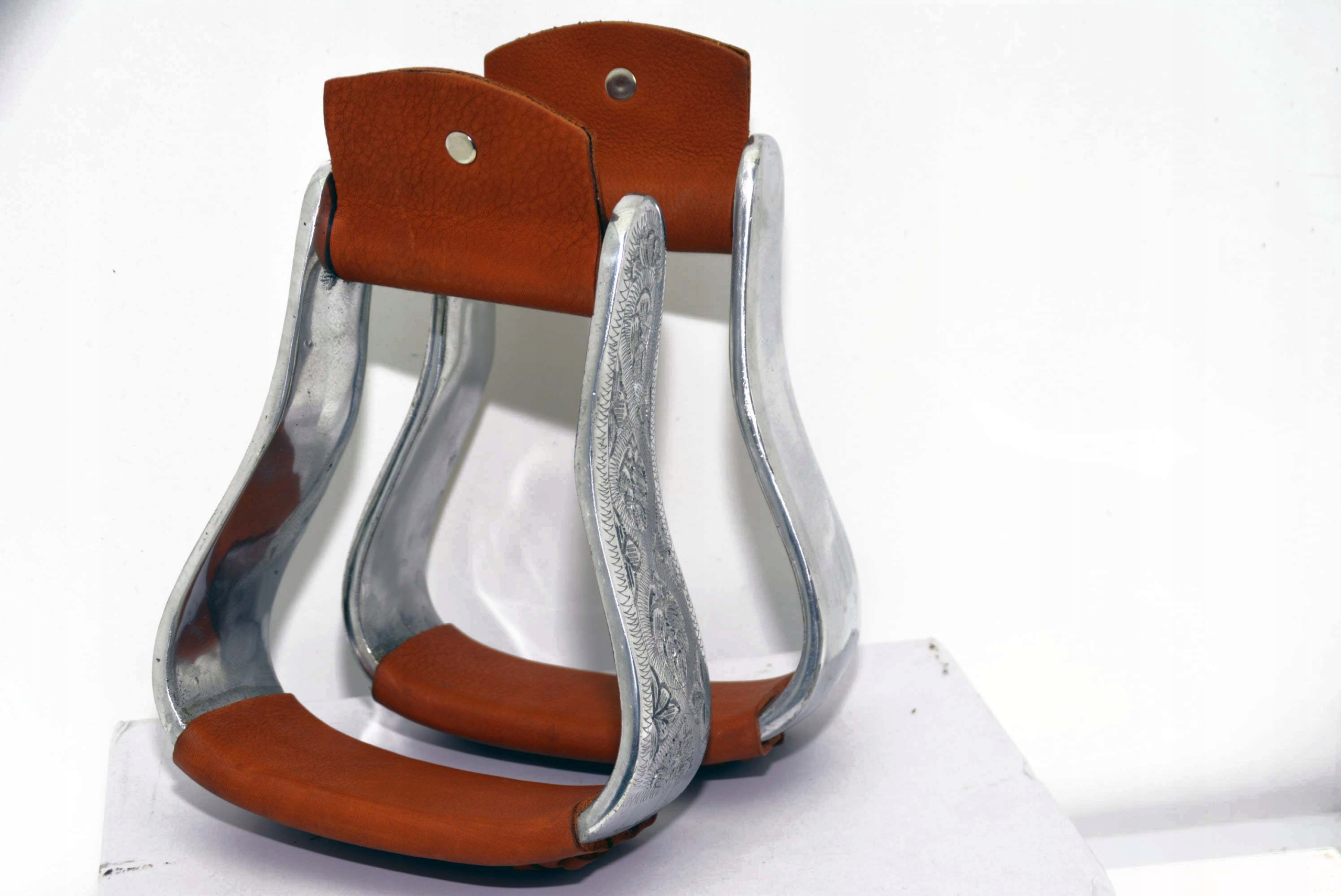 STRZEMIONA WESTERNOWE Z USA Kolor dominujący srebrny