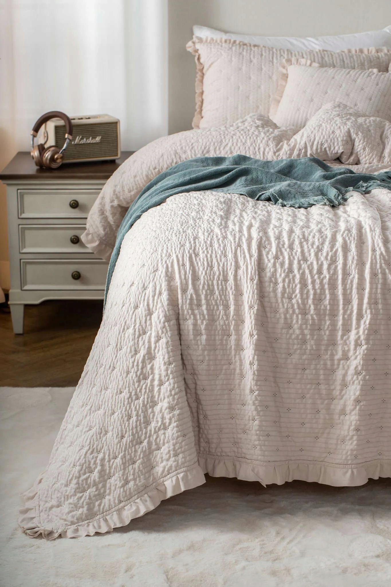 Dekorativní přehoz s vroubkovanou strukturou Amour 200x220 kašmírová s volánkem