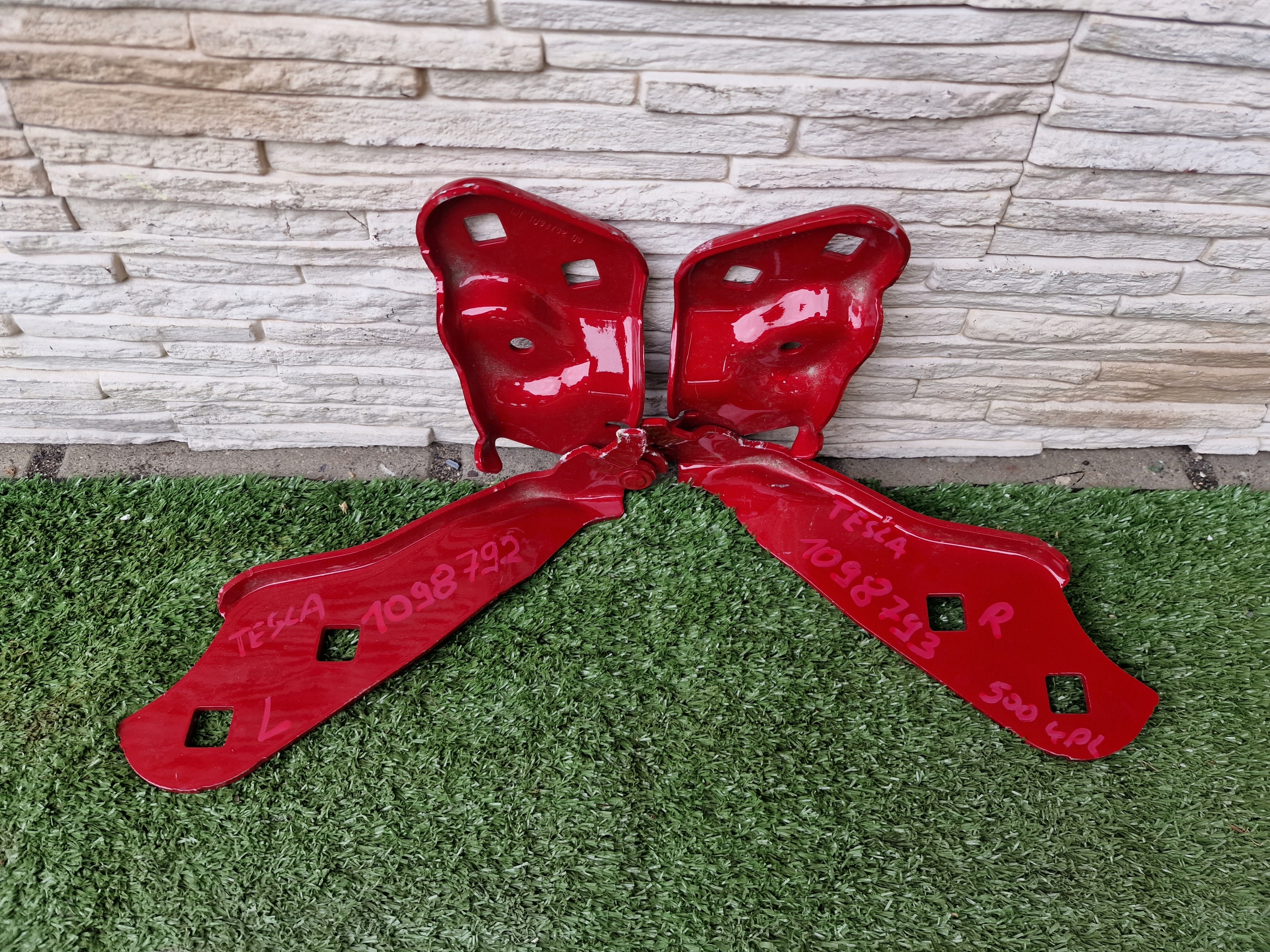 ПЕТЛІ КАПОТА TESLA 1098793 1098792