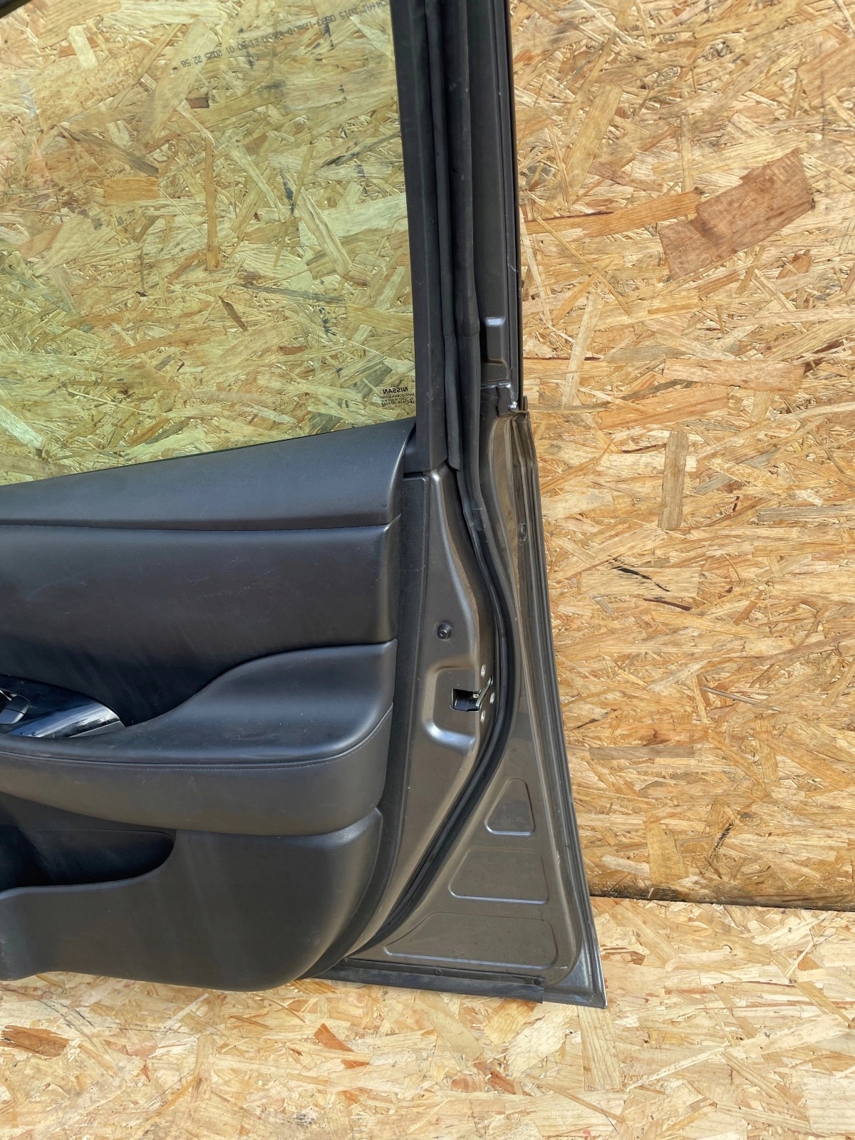 door front front right Nissan Leaf and szare