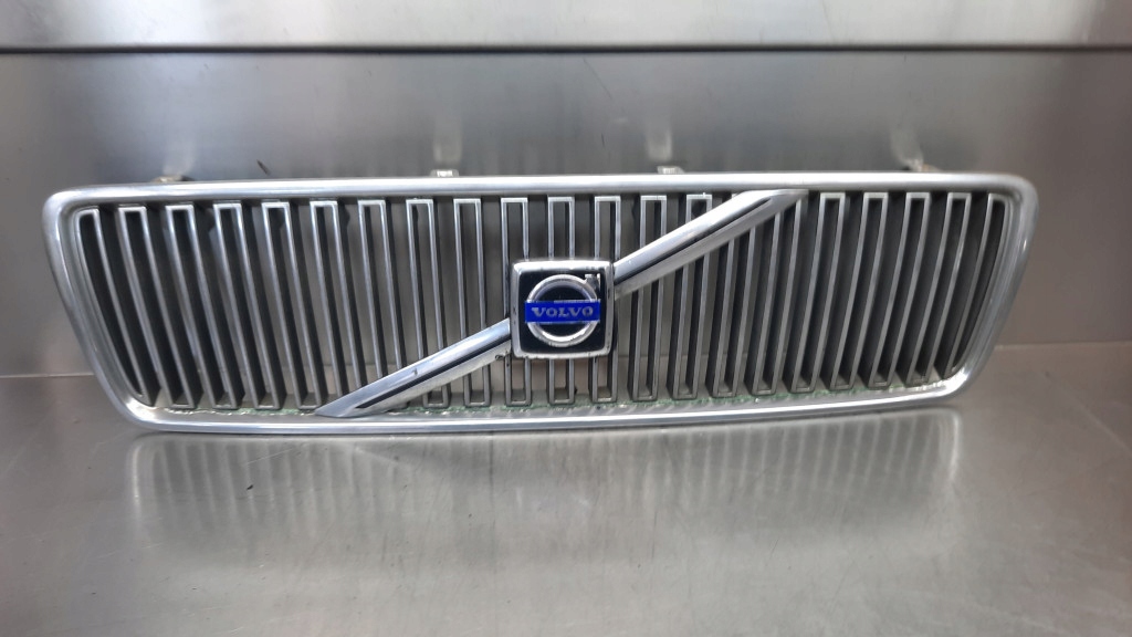 решетка радиатора 9178087 volvo S80 98-06R