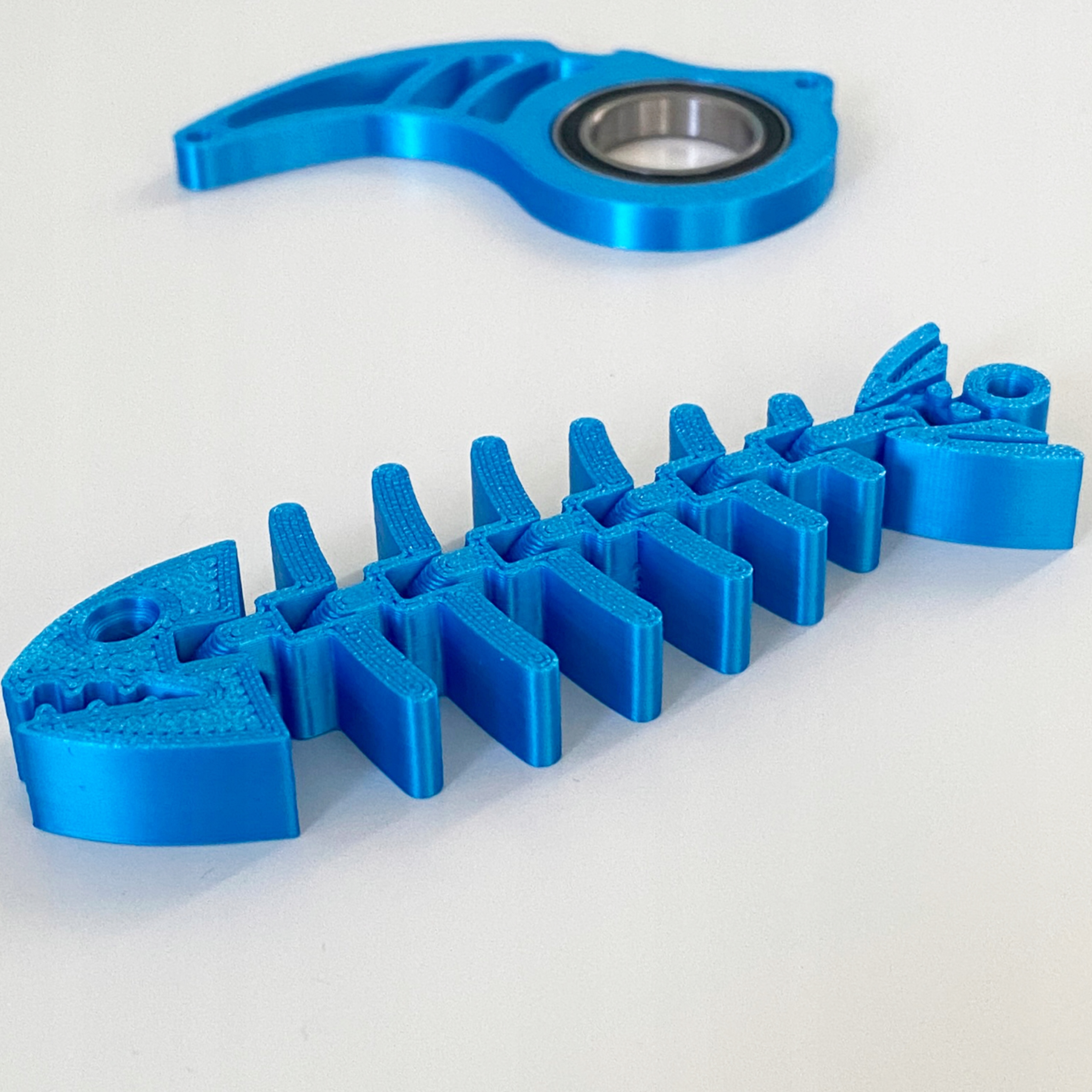 Brelok do Kluczy KEYRAMBIT KEYSPINNER karambit spinner JASNONIEBIESKI RYBA Materiał plastik