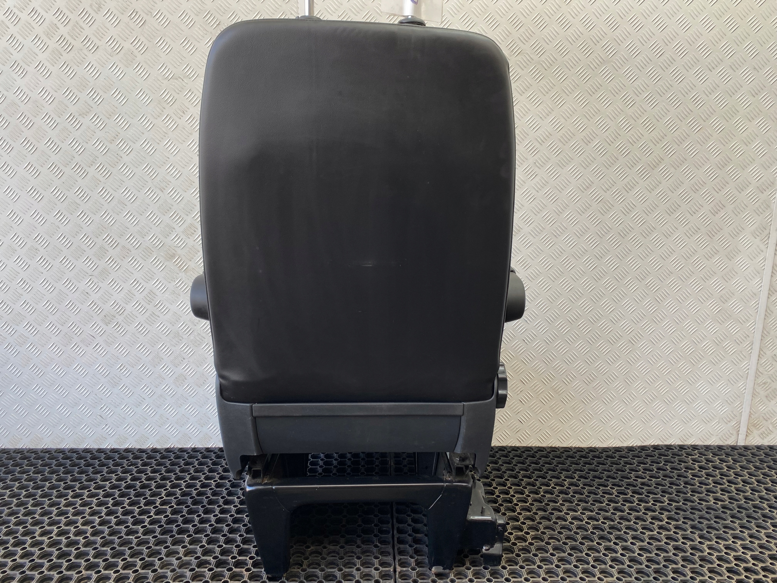 VW T6 MULTIVAN 15-19 seat front left driver´s PODLOKIETNIKI EUROPA