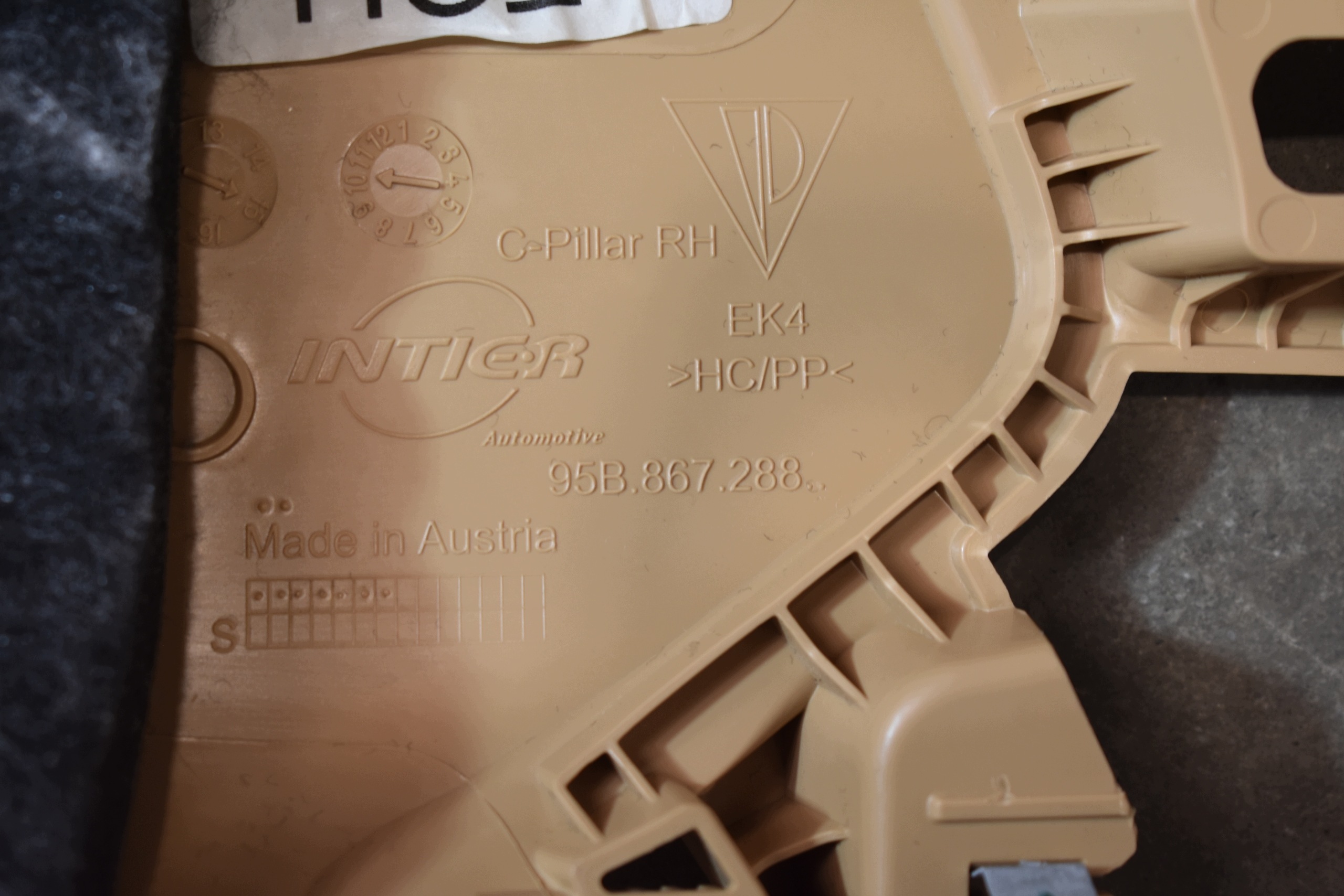 IDEALNA cover side SLUPKA C right right PORSCHE MACAN 1