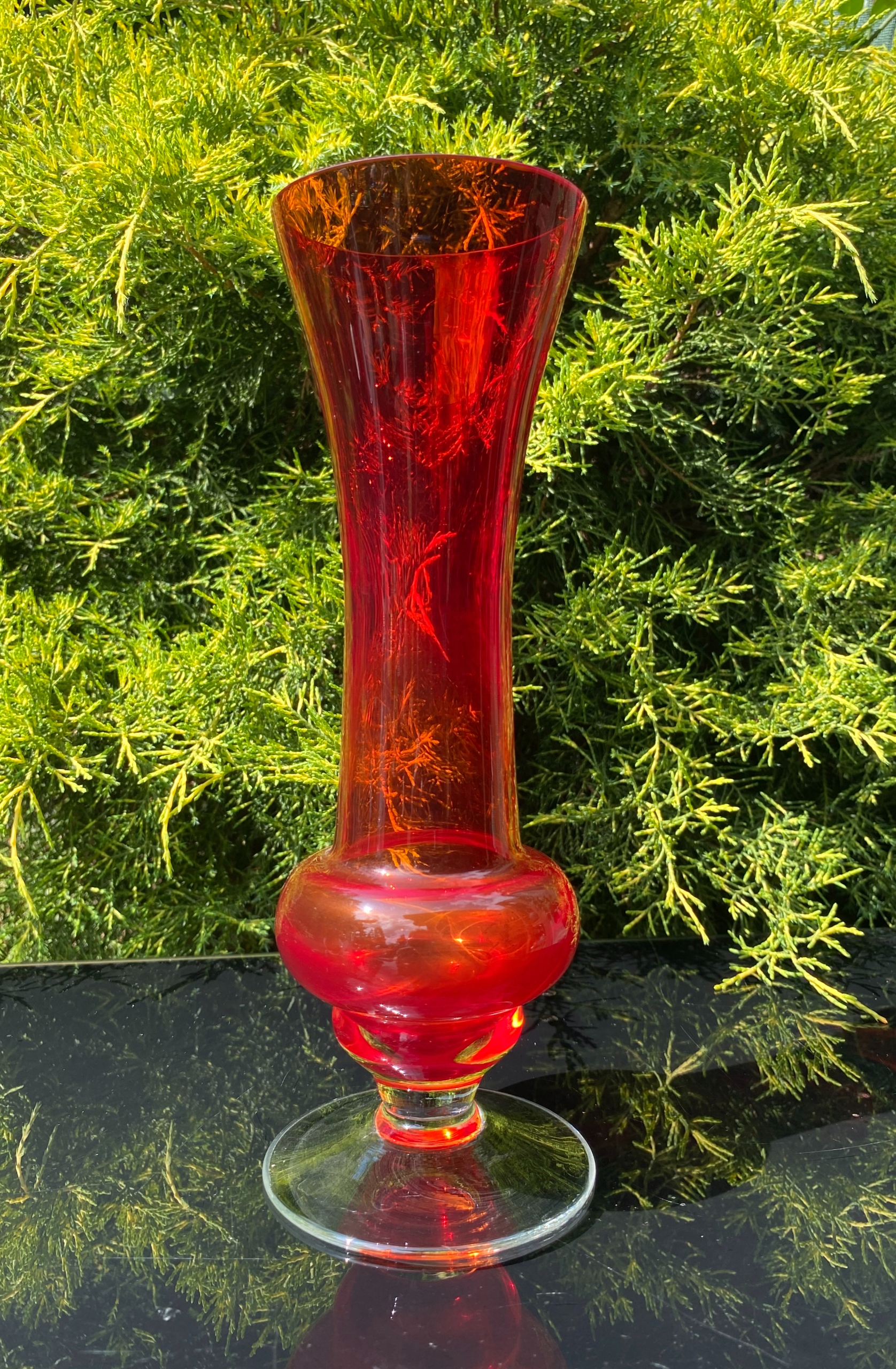 Czerwony wazon na stopie