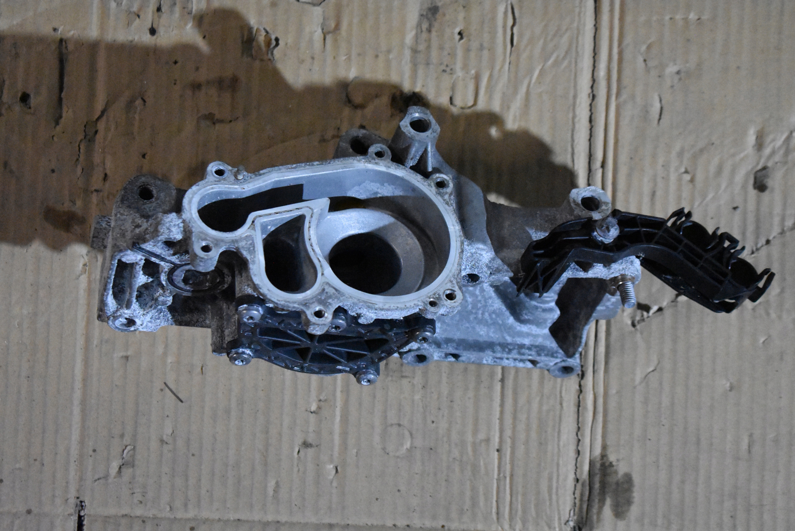 IDEALNE DRŽAČ POMPY VODE BMW G01 G06 G11 1