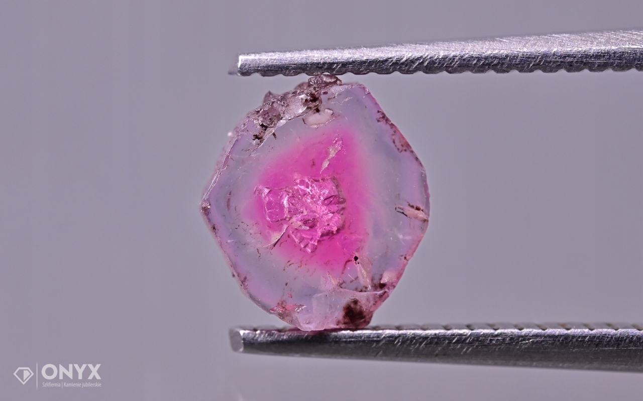 Turmalín deska nepravidelná 6,5x5,5 mm