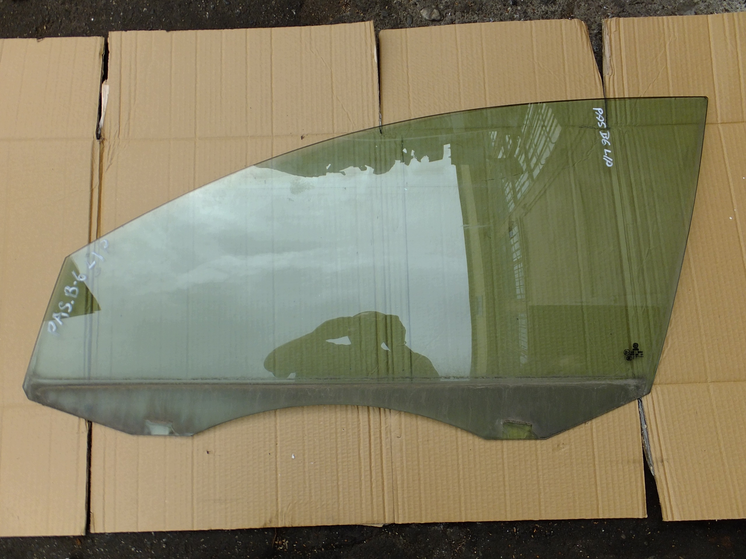 vitre gauche avant vw passat b6 2007r