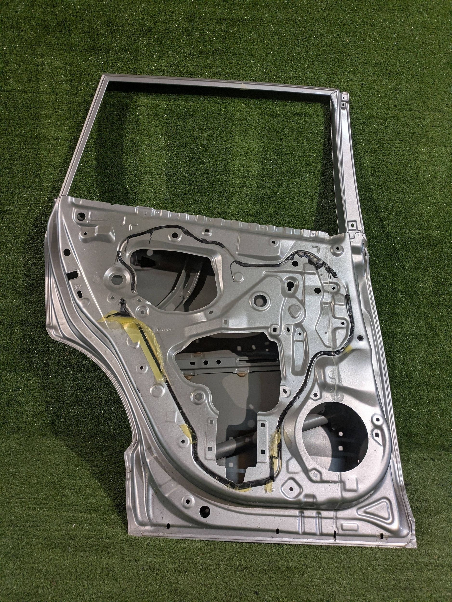door rear. left rear part TOYOTA COROLLA CROSS NR.D4644
