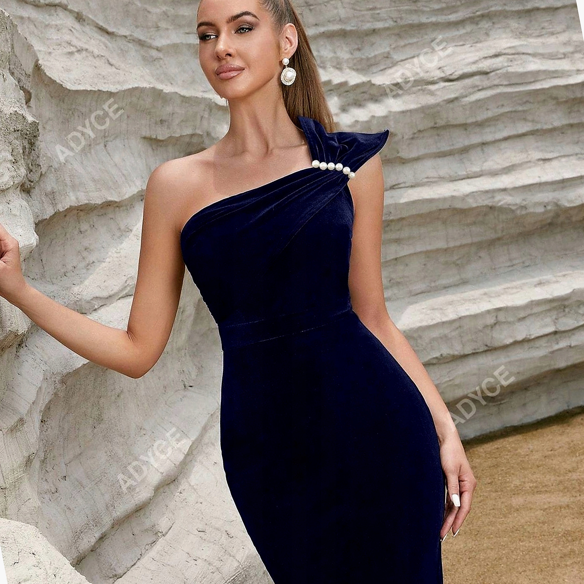 Šaty Východní sametová na jednom rameni s perličkami Navy S 36