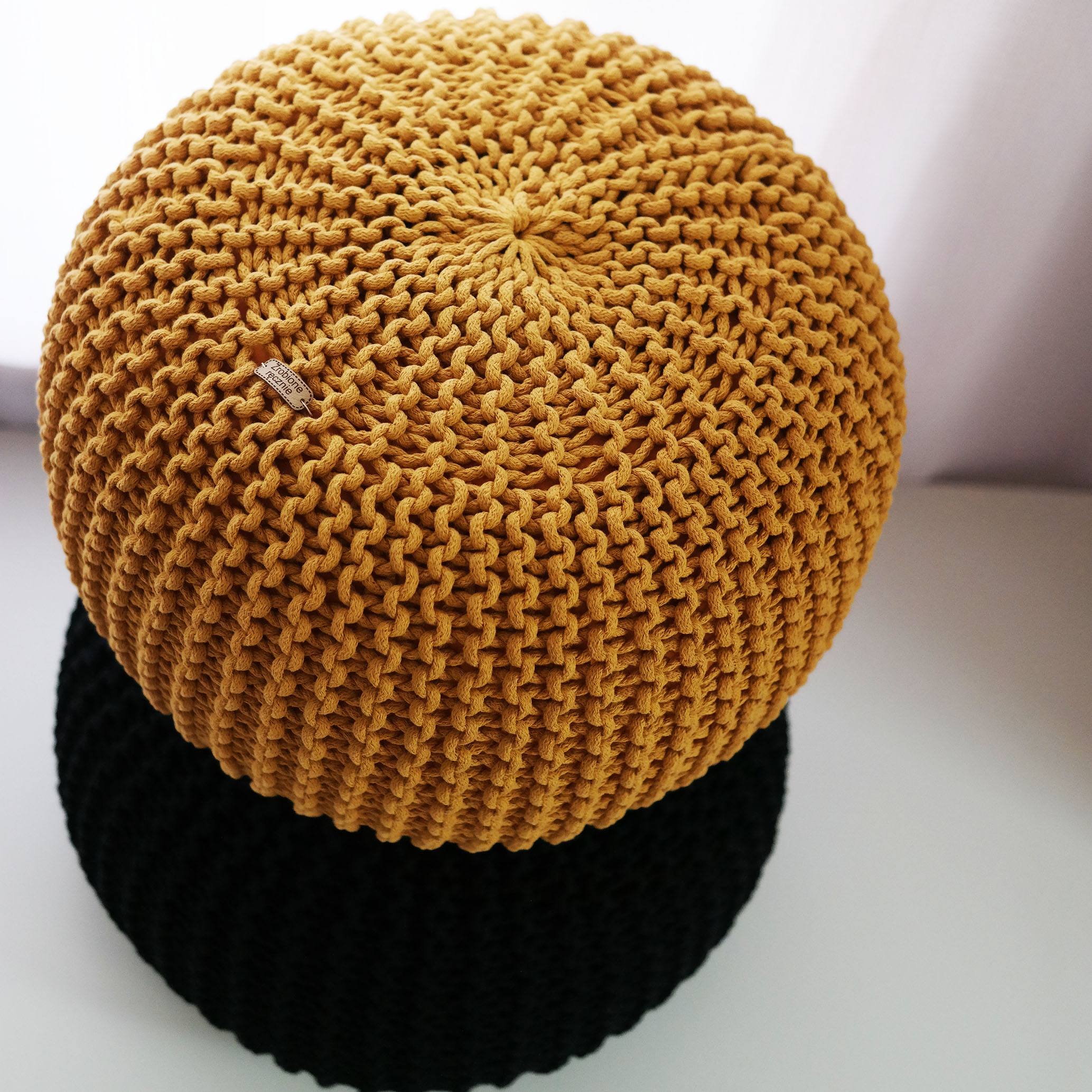 PUFA DO SALONU 50x20 PLECIONA DZIERGANA ZE SZNURKA 47 KOLORÓW BOHO SCANDI Głębokość mebla 50 cm