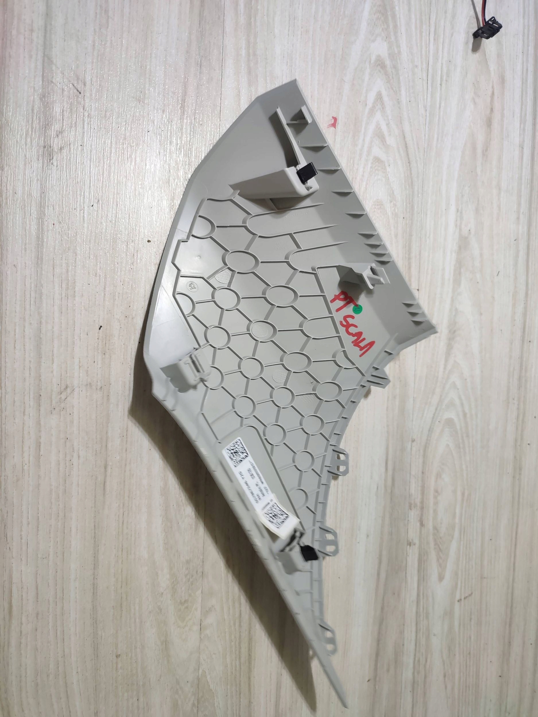 Skoda Scala 2020 cover central slupka / C