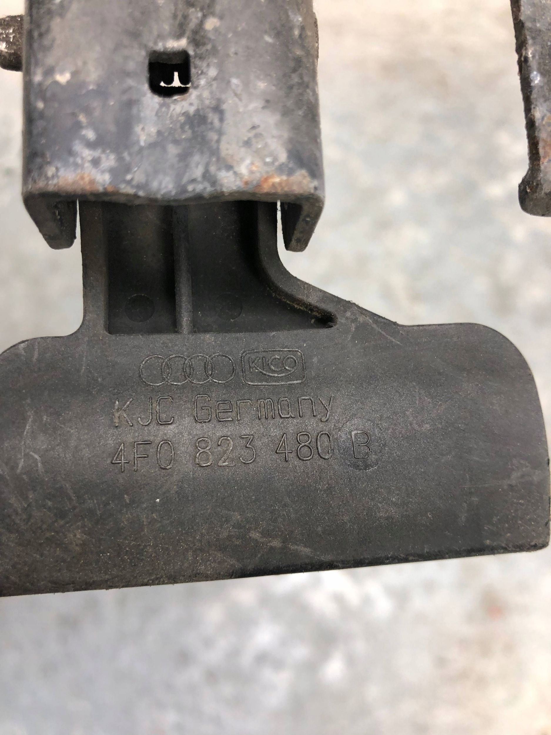 lock RYGIEL bonnets AUDI A6 C6 4F0823480B