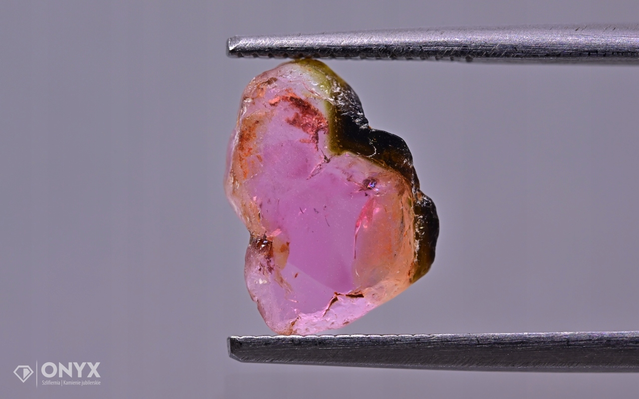 Turmalín nepravidelná dlažba 10,5x8 mm