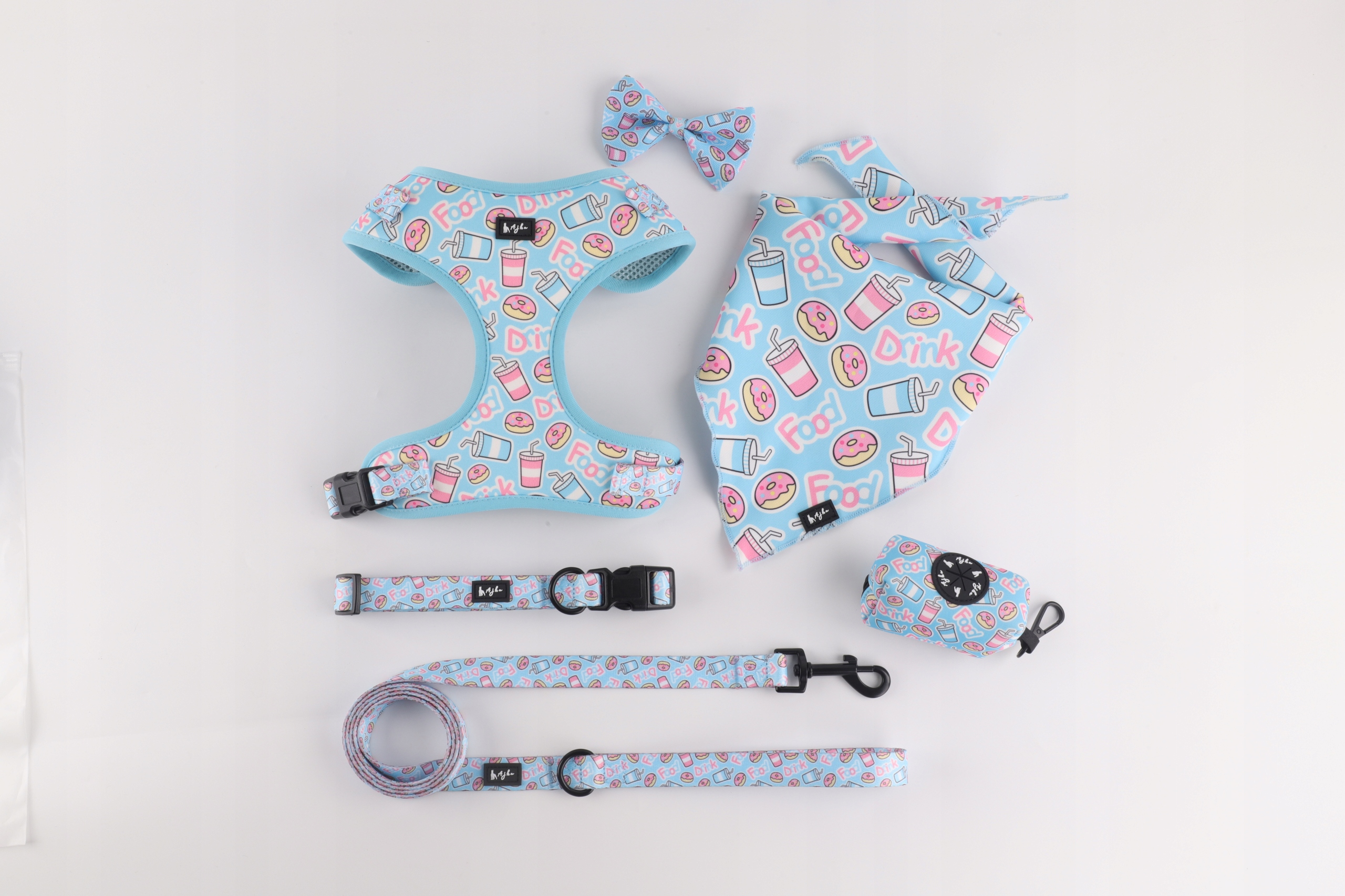 Levně Barevná sada na procházky pro psa: obojek, vodítko, postroj, šátek a motýlek – velikost M