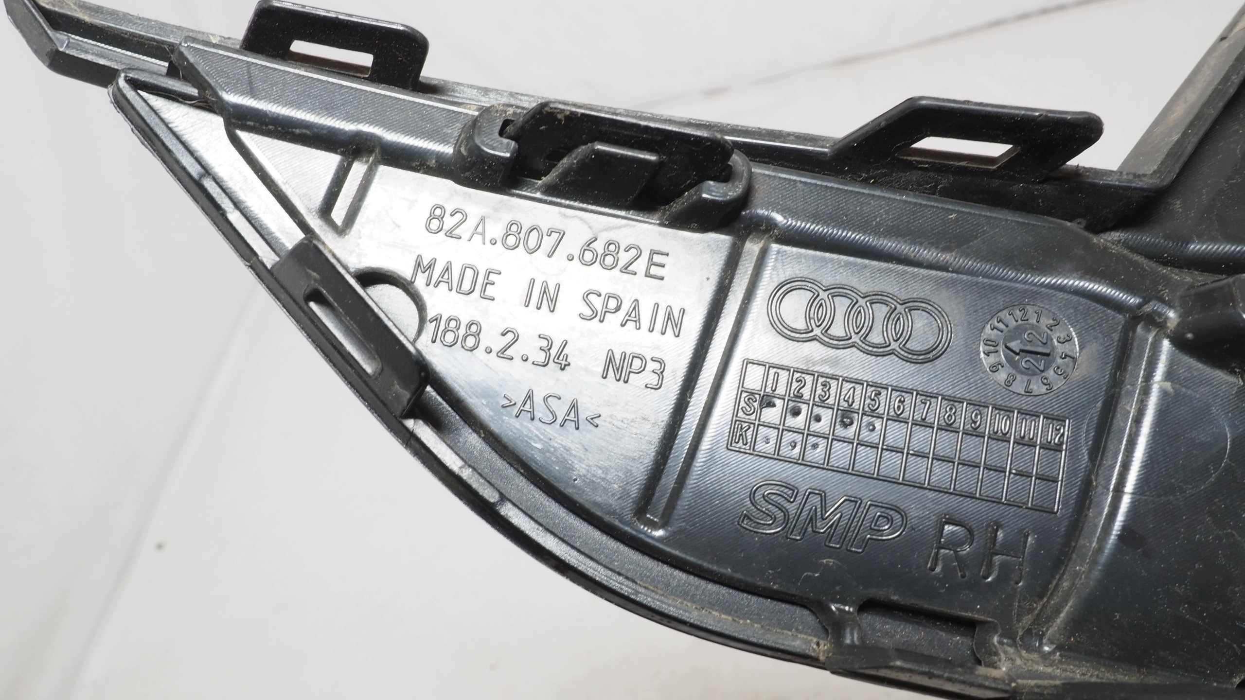 Audi A1 II 82A mřížka nárazníku pravá předek 82A807682E