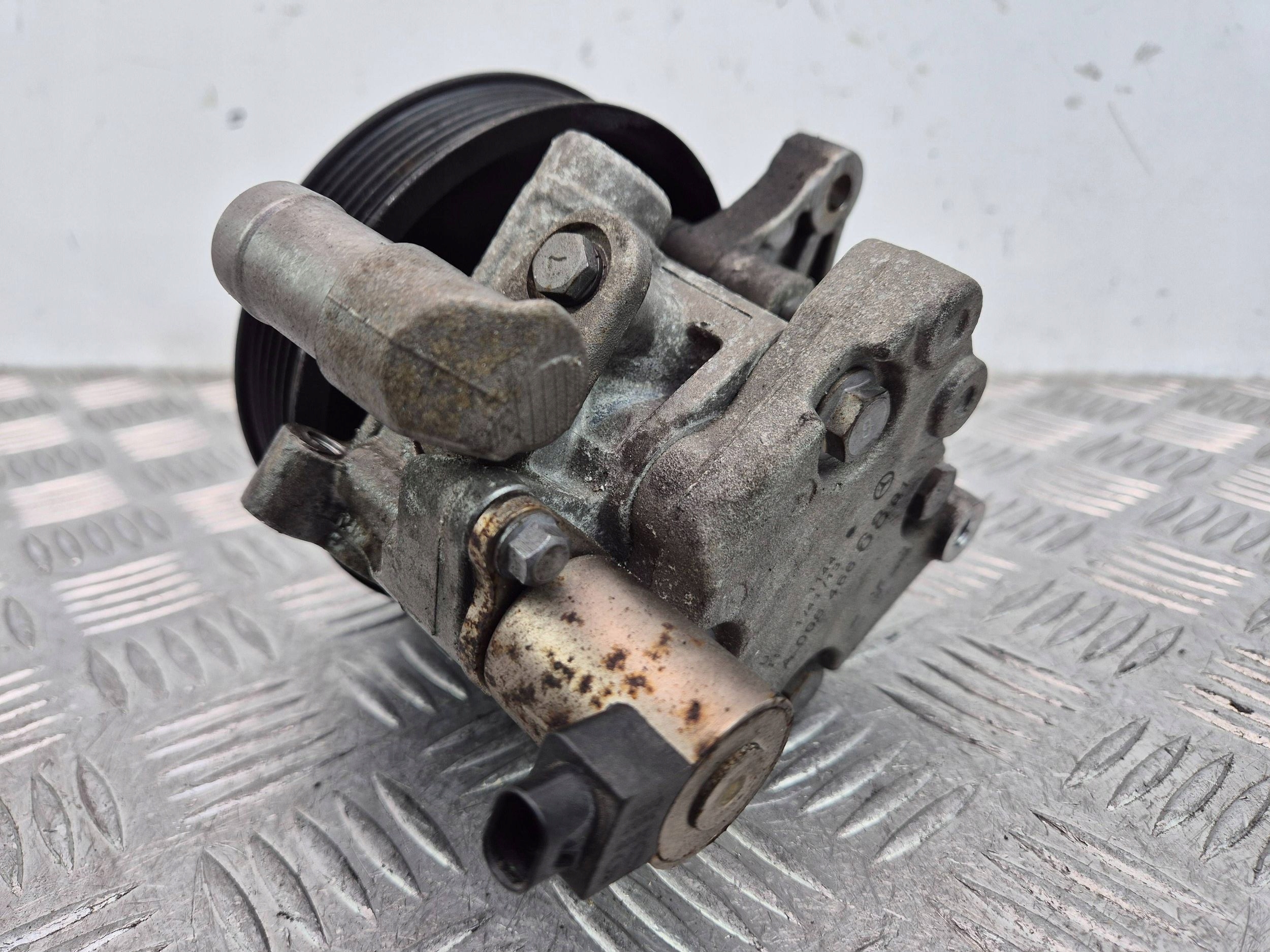 Mercedes C200 CGI W204 servo pump A0064666801