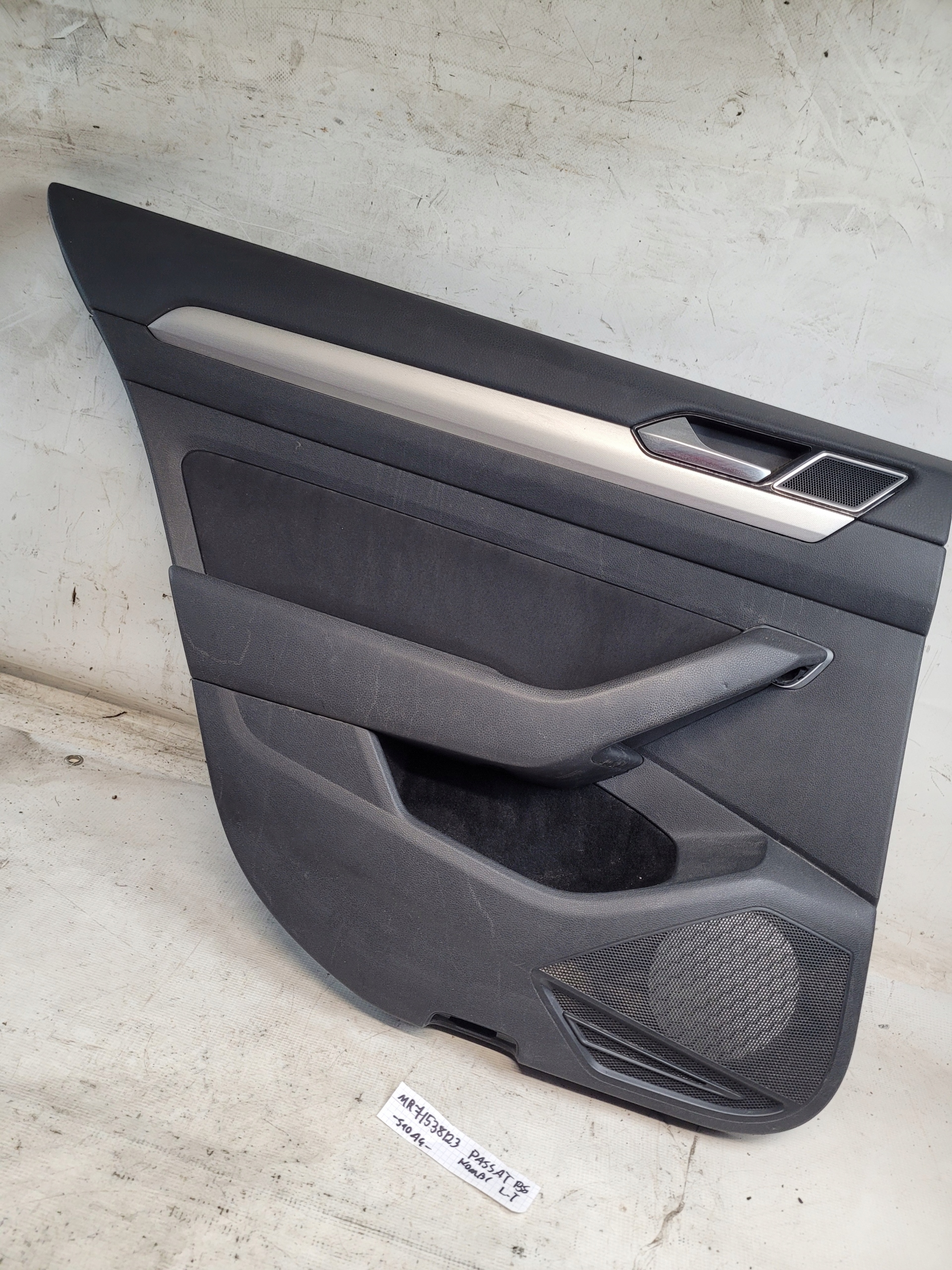 side upholstery handle door left rear part VW PASSAT B8 KOMBI 15r.