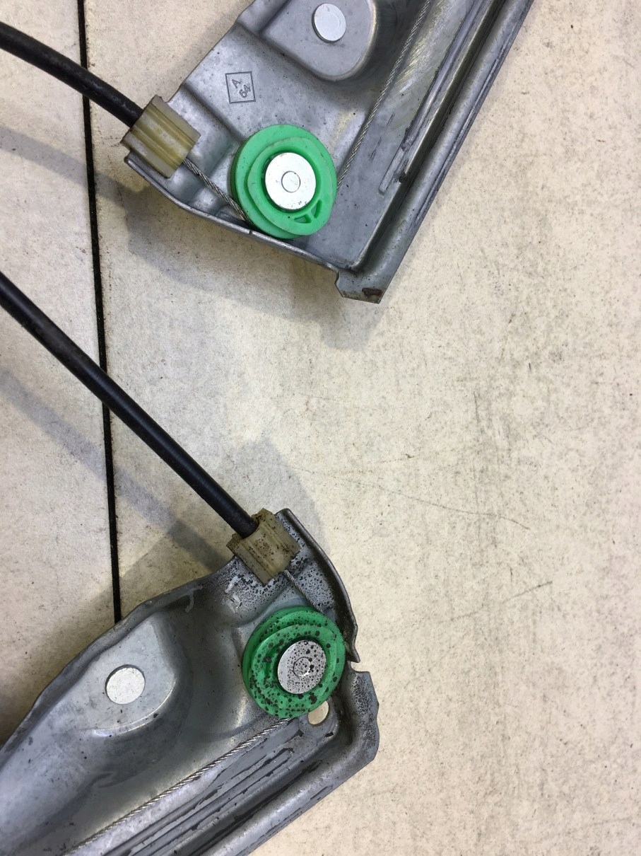 window regulator left front LAGUNA III 807010002R