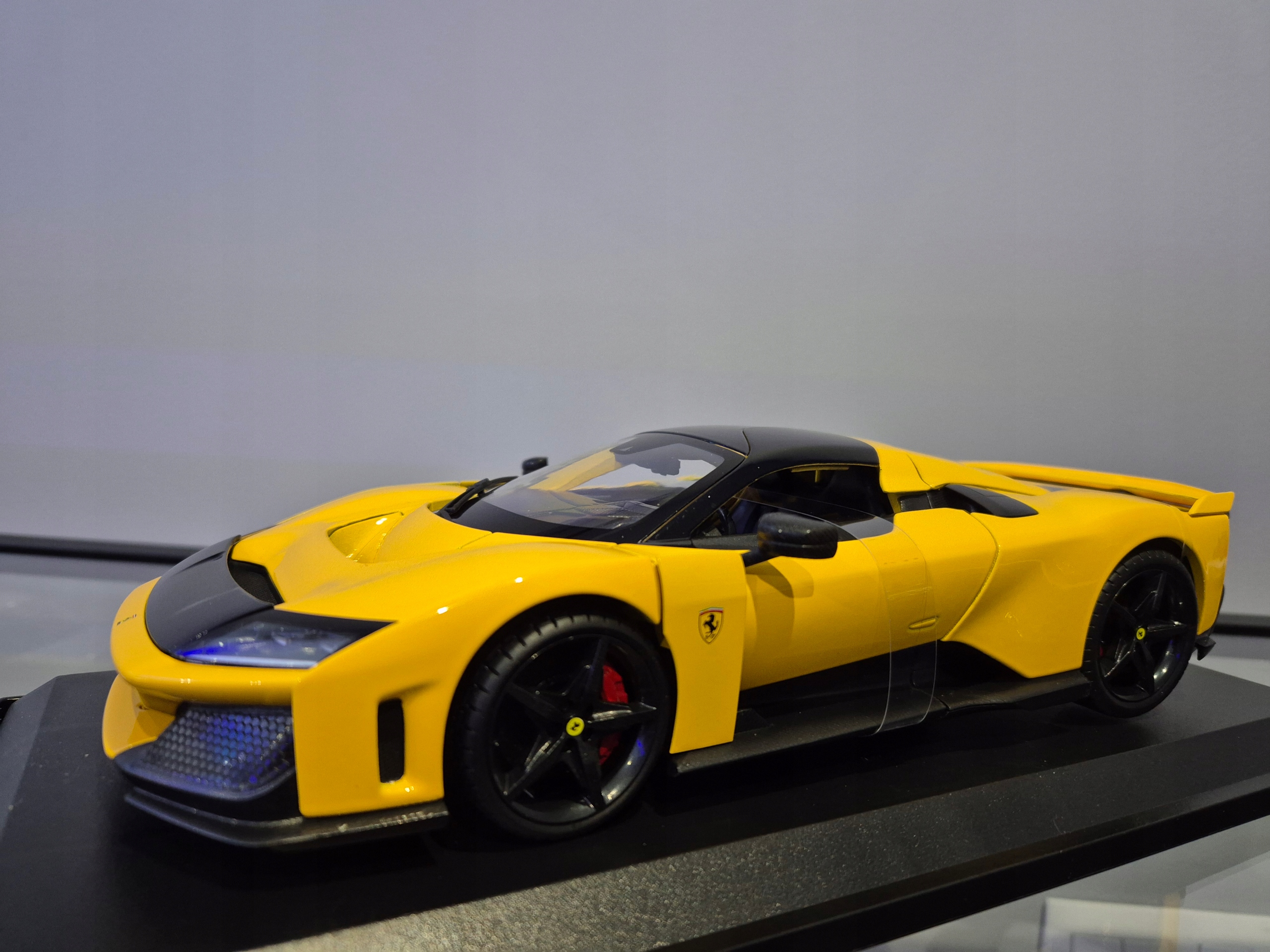 BBURAGO 1/18 FERRARI F80 16022