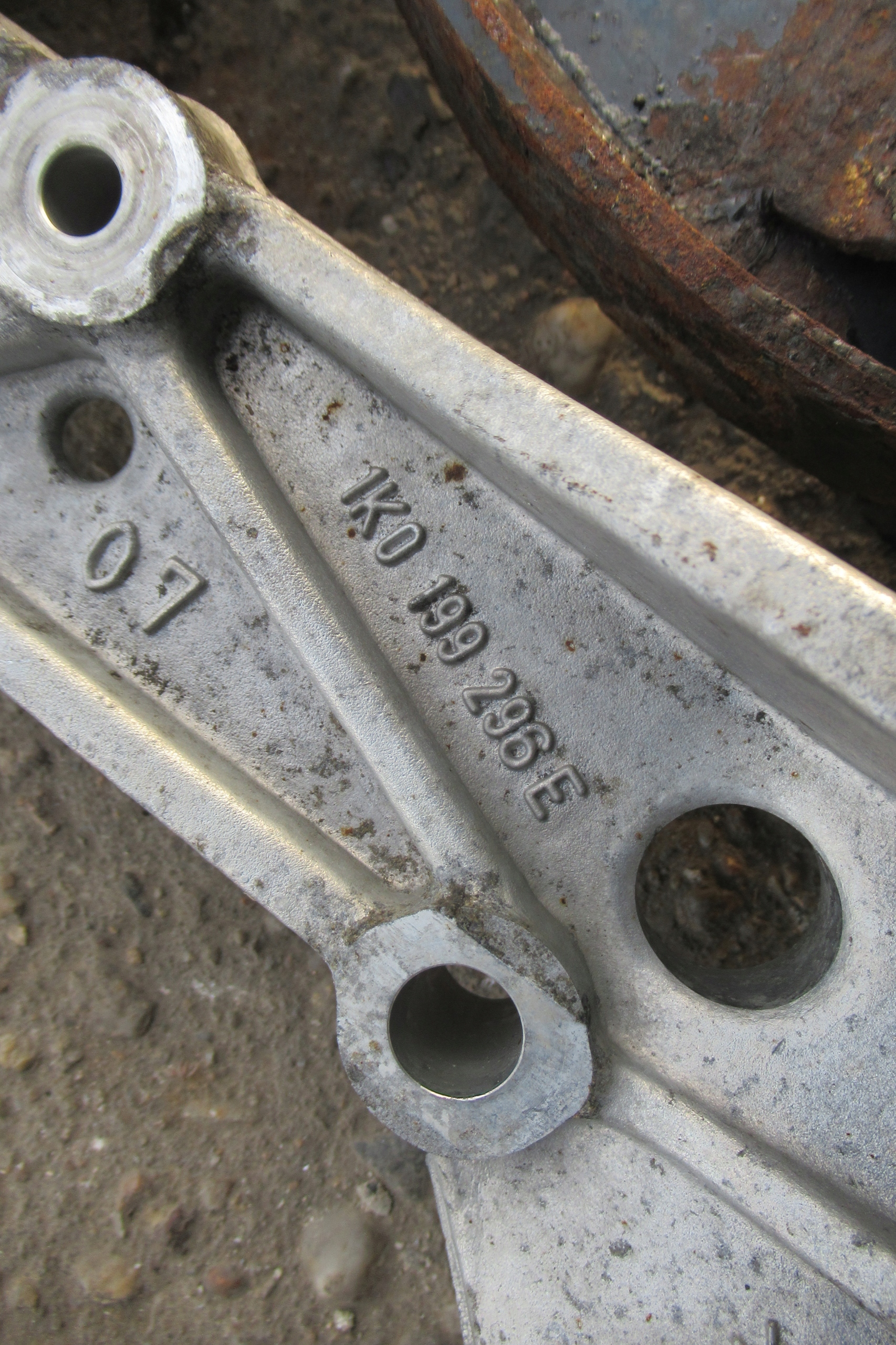 VW GOLF V 3D 1.9 TDI 08R arm right front