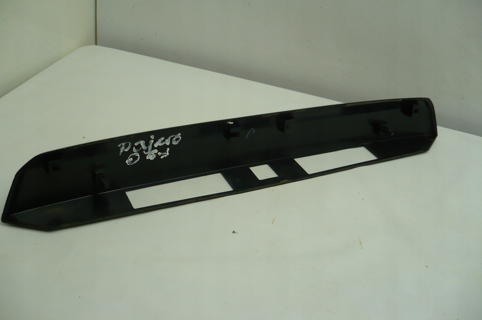 MITSUBISHI PAJERO IV 06- cap moulding bonnet boot