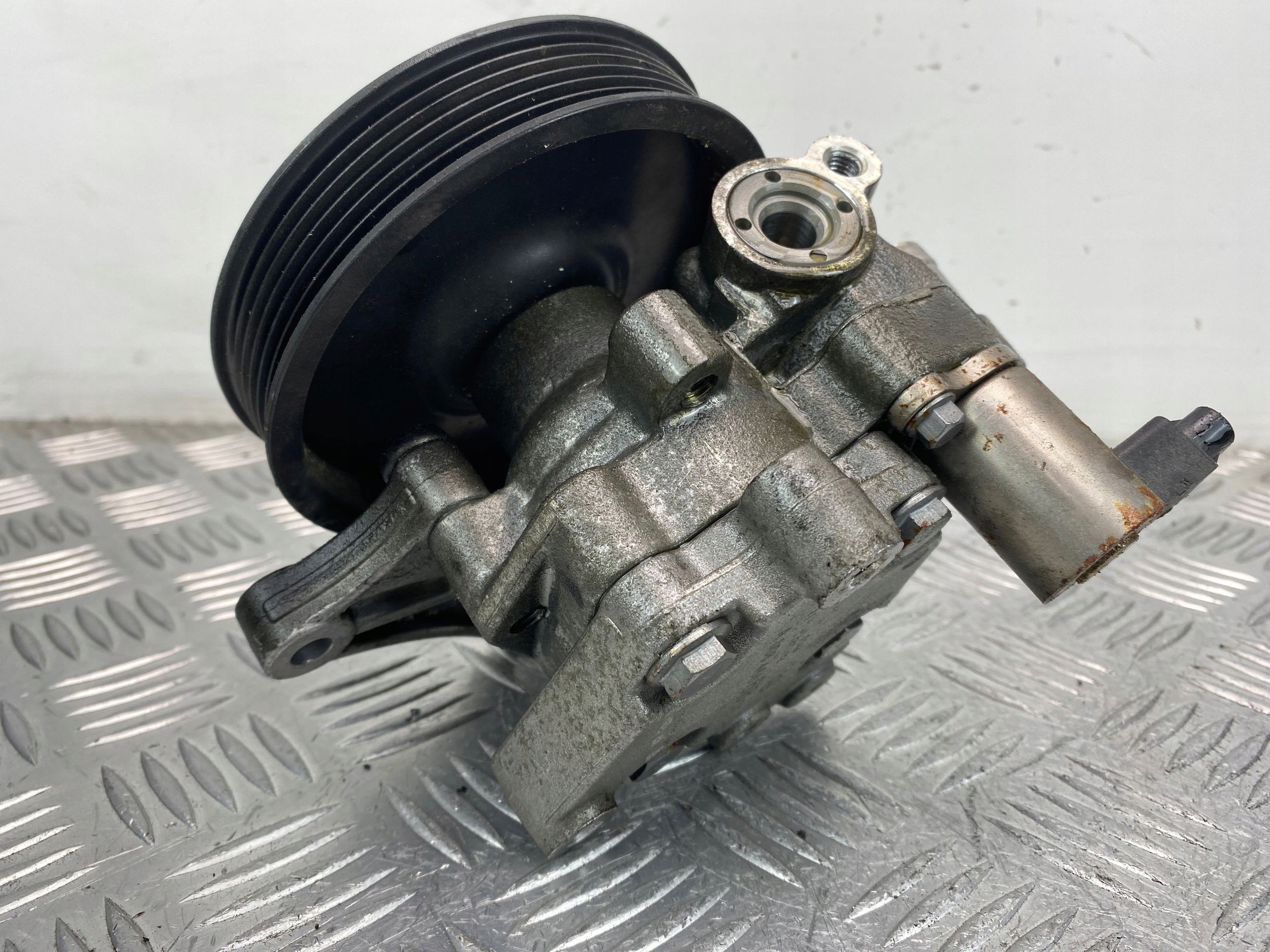 Mercedes E200 W212 1.8 CGI M271 servo pump A0064666801
